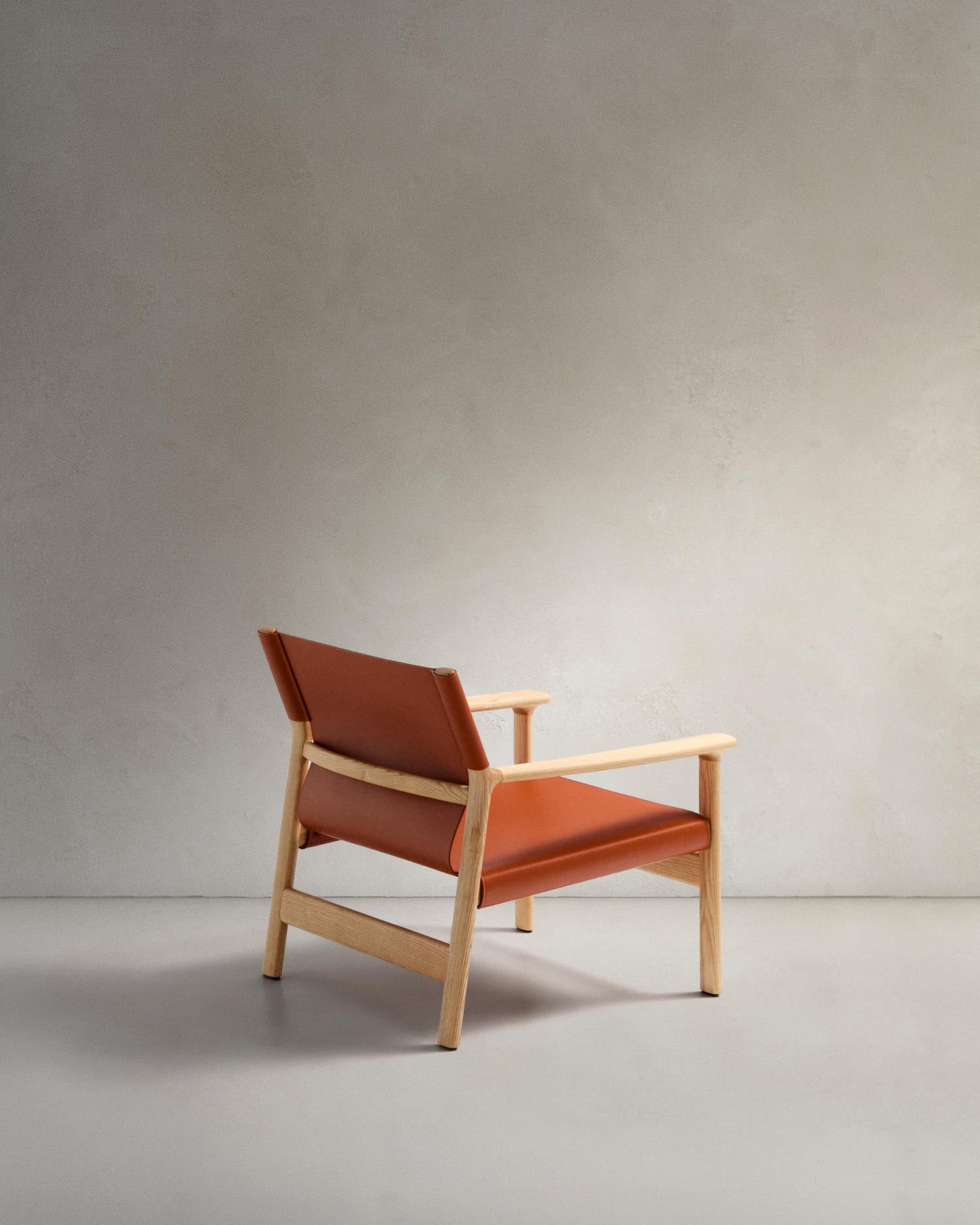 Entdecken Sie den Sessel Jan von Kave Home: Ein stilvoller Sessel aus recyceltem Leder und nachhaltigem Eschenholz, der Eleganz und Umweltbewusstsein vereint.