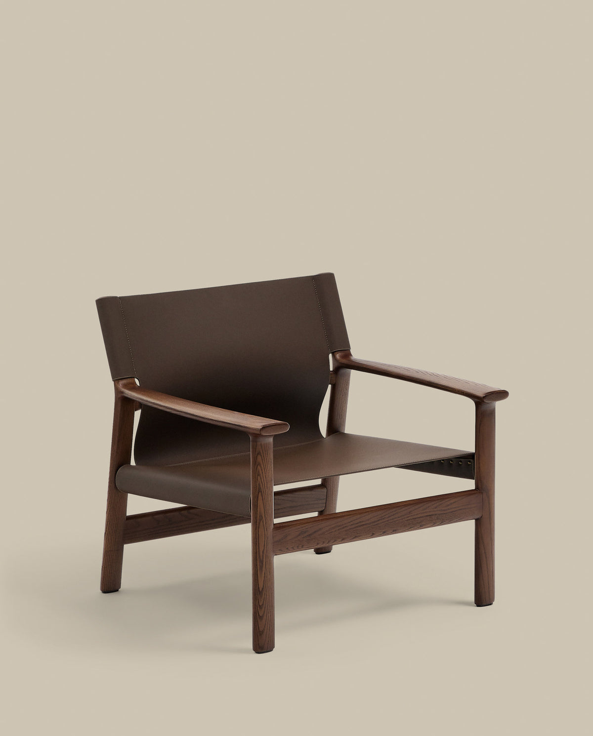 Sessel Jan aus recycelten Lederfasern in Dunkelbraun und massivem Eschenholz FSC 100 % mit Nussbaum-Finish in Dunkelbraun präsentiert im Onlineshop von KAQTU Design AG. Sessel ist von Kave Home
