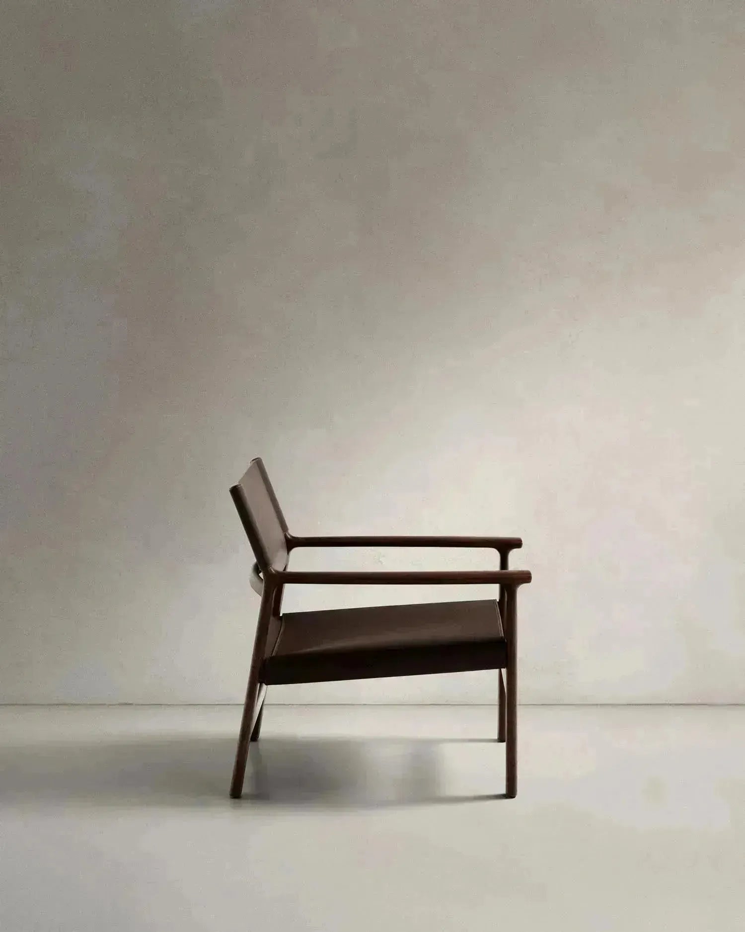 Sessel Jan aus recycelten Lederfasern in Dunkelbraun und massivem Eschenholz FSC 100 % mit Nussbaum-Finish in Dunkelbraun präsentiert im Onlineshop von KAQTU Design AG. Sessel ist von Kave Home