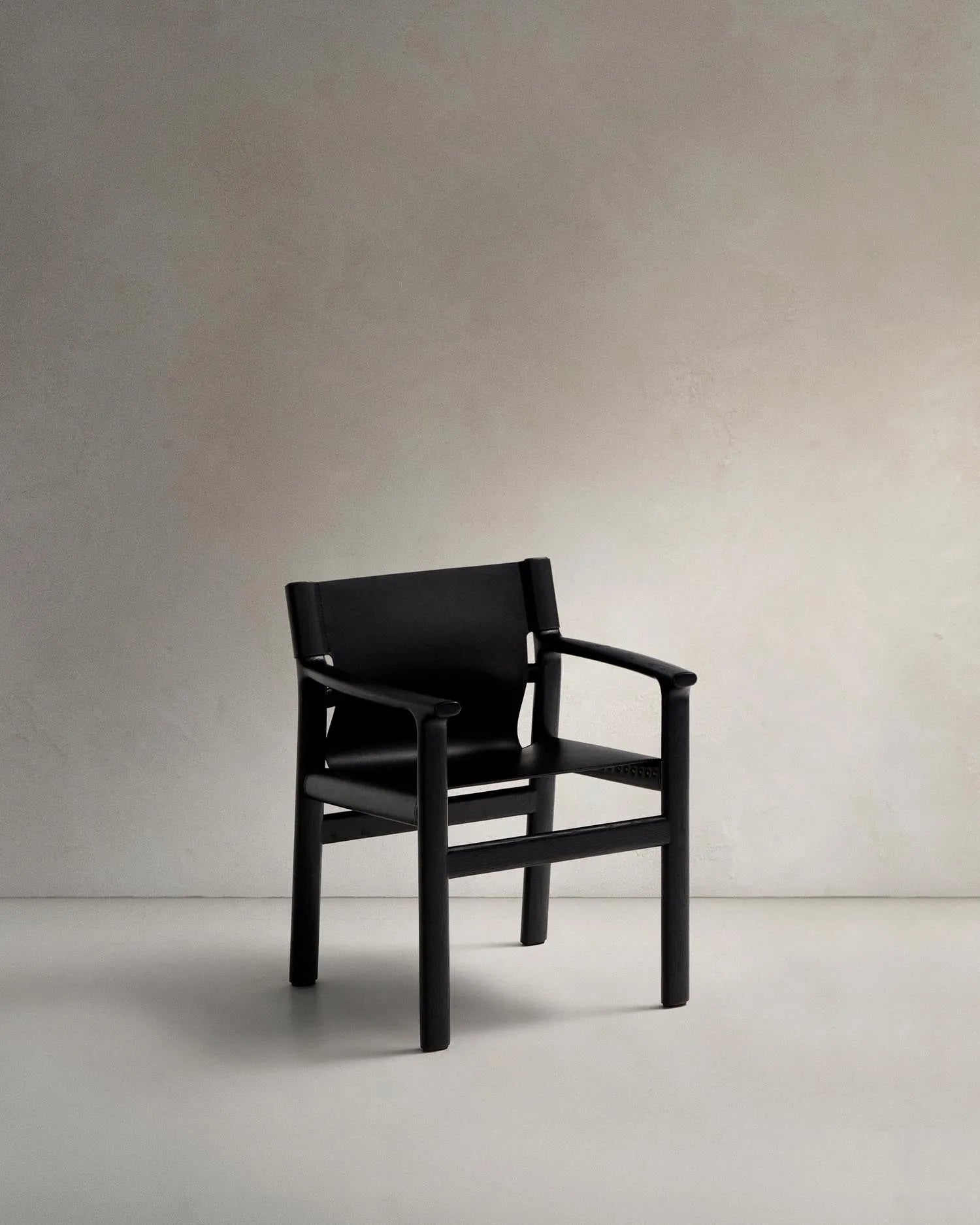 Stuhl Jan aus recycelten Lederfasern in Schwarz und massivem Eschenholz FSC 100 % mit schwarzem Finish in Schwarz präsentiert im Onlineshop von KAQTU Design AG. Stuhl ist von Kave Home