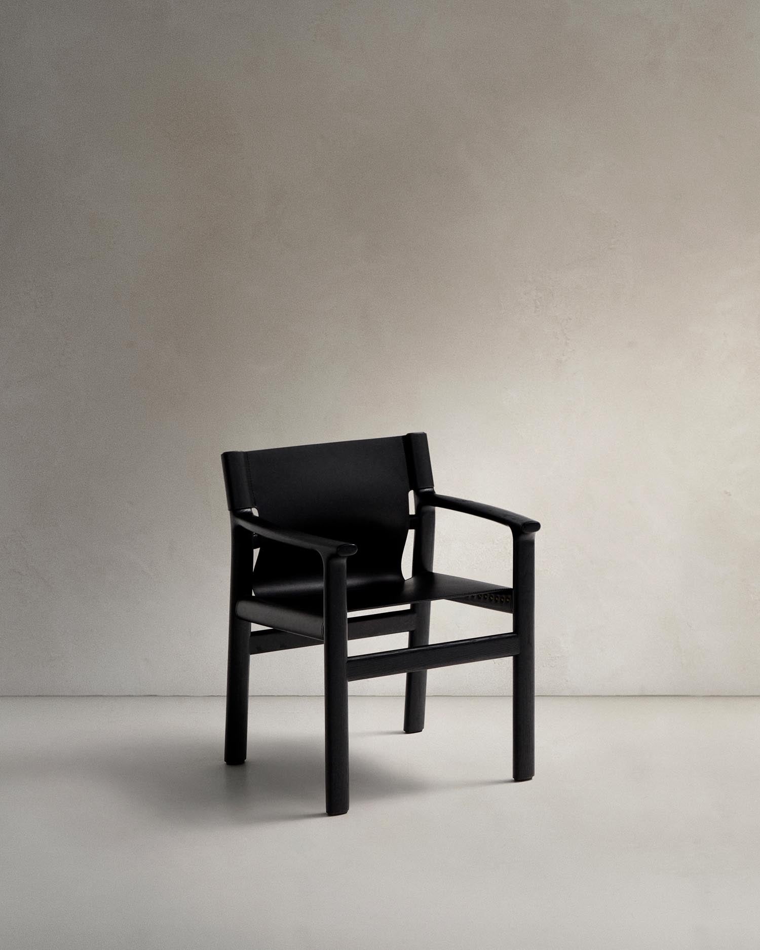 Stuhl Jan aus recycelten Lederfasern in Schwarz und massivem Eschenholz FSC 100 % mit schwarzem Finish in Schwarz präsentiert im Onlineshop von KAQTU Design AG. Stuhl ist von Kave Home