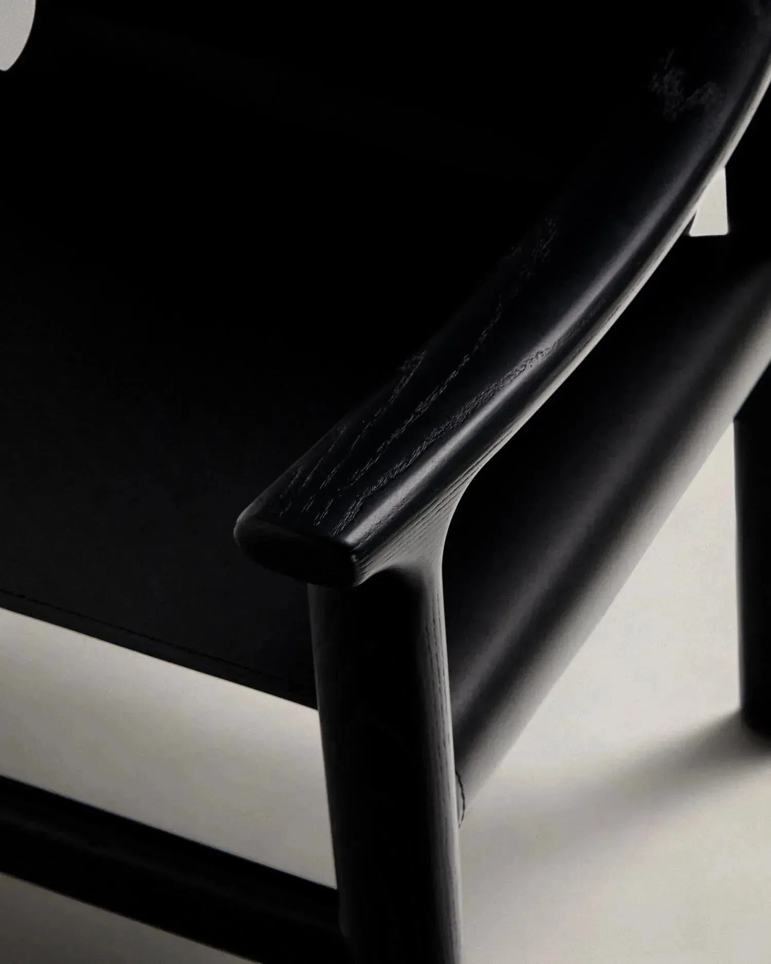 Stuhl Jan aus recycelten Lederfasern in Schwarz und massivem Eschenholz FSC 100 % mit schwarzem Finish in Schwarz präsentiert im Onlineshop von KAQTU Design AG. Stuhl ist von Kave Home