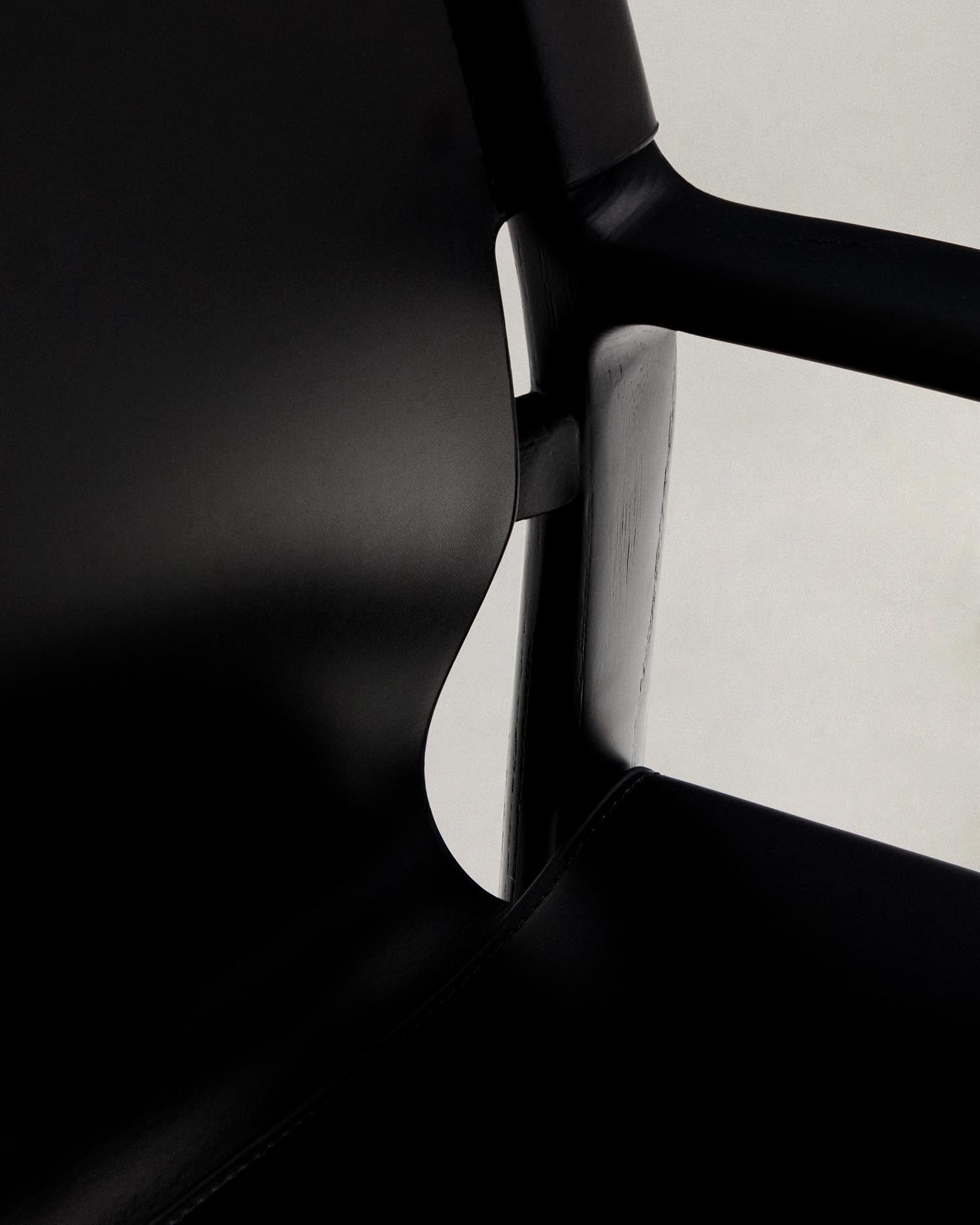 Stuhl Jan aus recycelten Lederfasern in Schwarz und massivem Eschenholz FSC 100 % mit schwarzem Finish in Schwarz präsentiert im Onlineshop von KAQTU Design AG. Stuhl ist von Kave Home