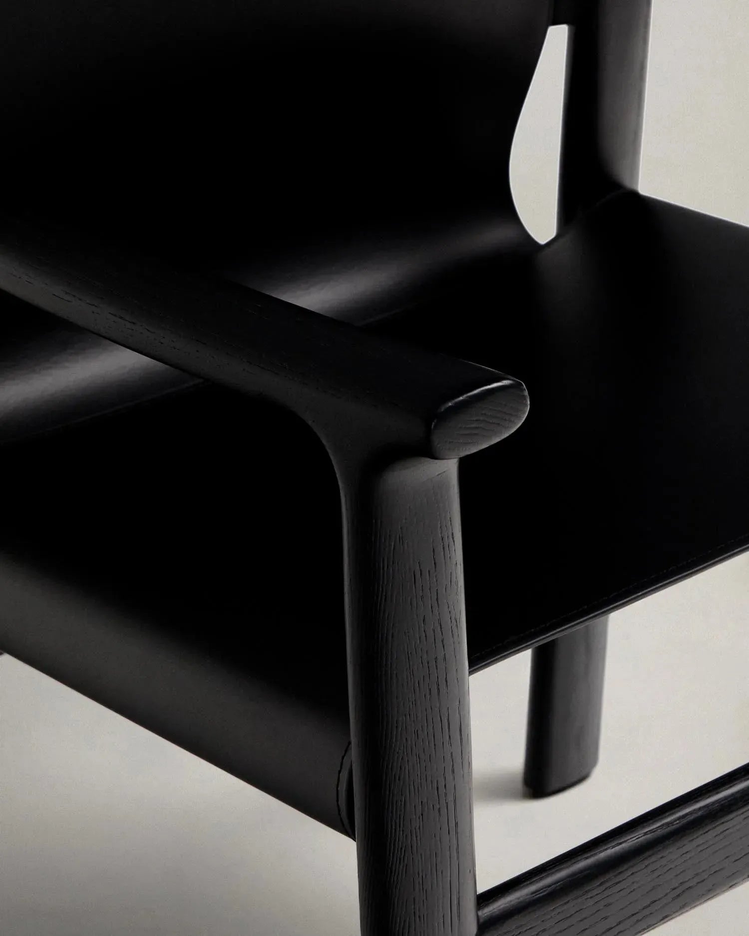 Stuhl Jan aus recycelten Lederfasern in Schwarz und massivem Eschenholz FSC 100 % mit schwarzem Finish in Schwarz präsentiert im Onlineshop von KAQTU Design AG. Stuhl ist von Kave Home