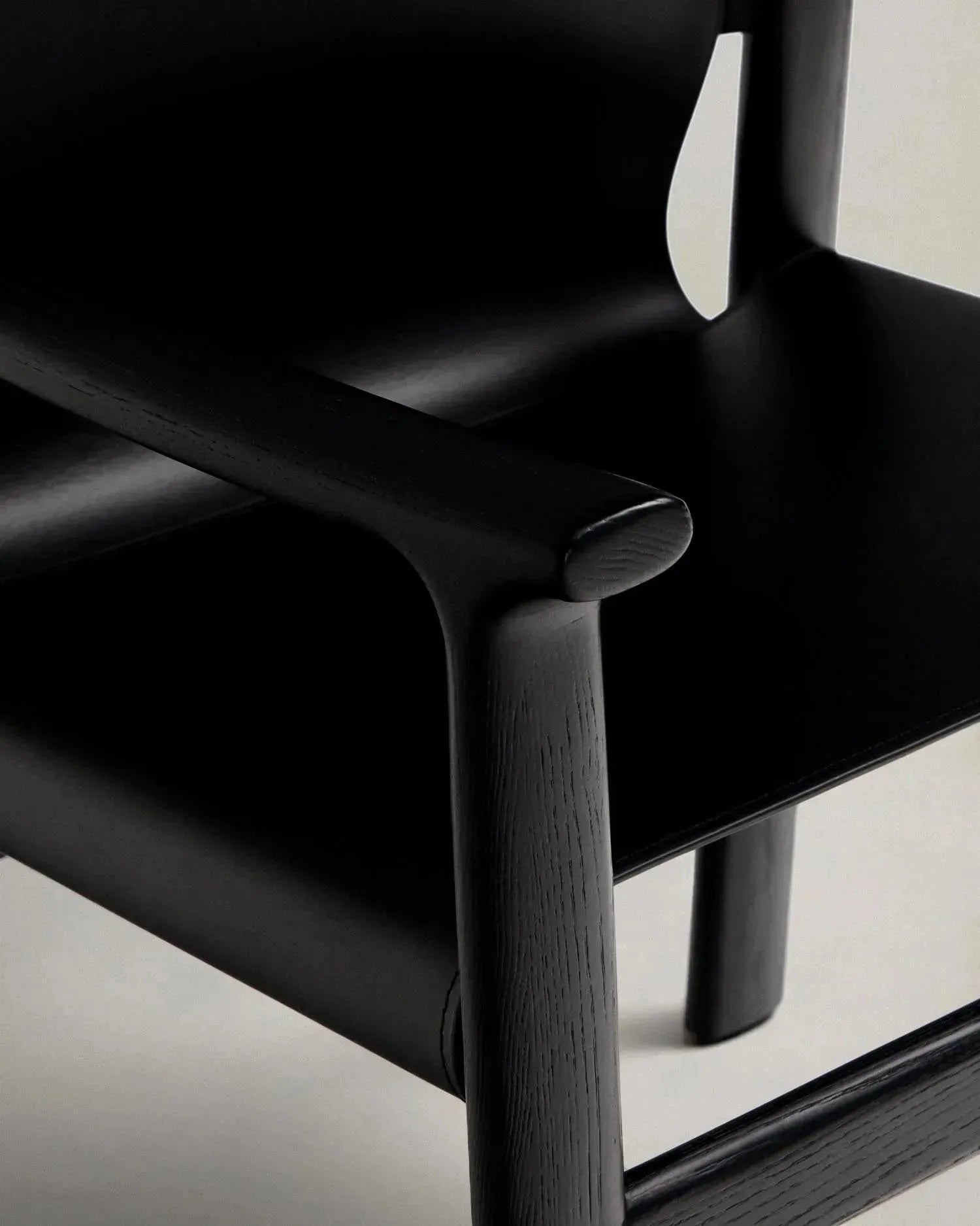 Stuhl Jan aus recycelten Lederfasern in Schwarz und massivem Eschenholz FSC 100 % mit schwarzem Finish in Schwarz präsentiert im Onlineshop von KAQTU Design AG. Stuhl ist von Kave Home