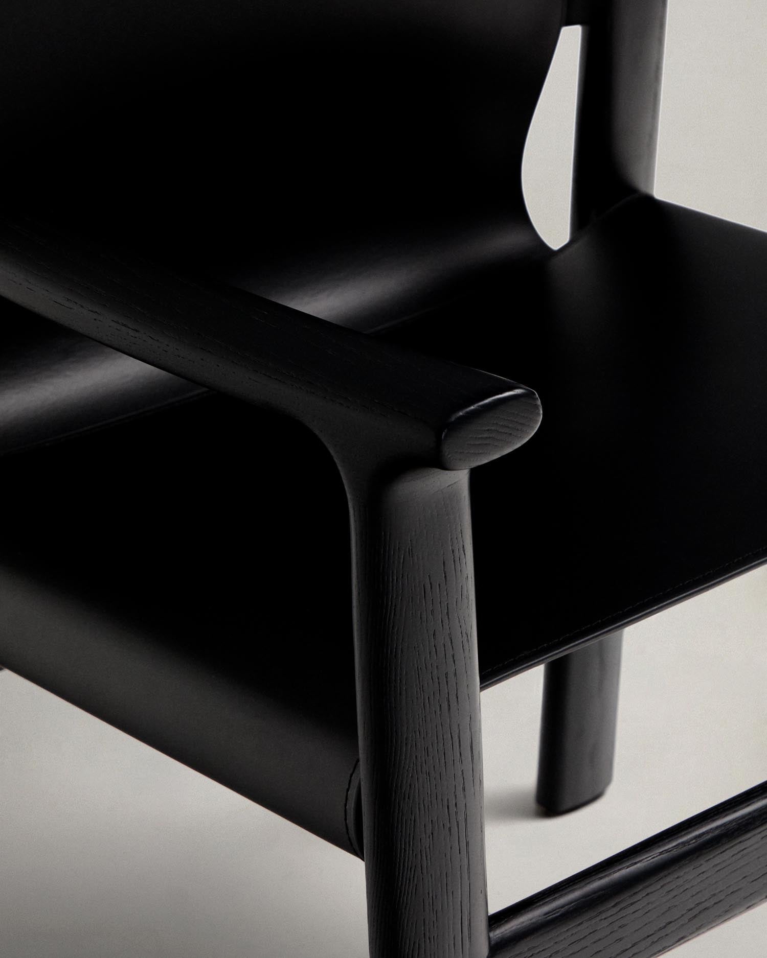 Stuhl Jan aus recycelten Lederfasern in Schwarz und massivem Eschenholz FSC 100 % mit schwarzem Finish in Schwarz präsentiert im Onlineshop von KAQTU Design AG. Stuhl ist von Kave Home