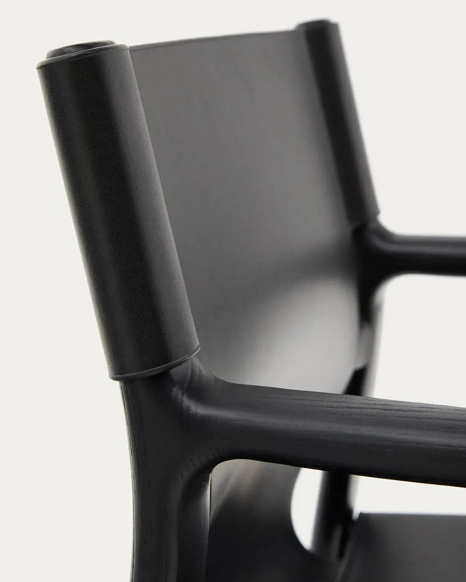 Stuhl Jan aus recycelten Lederfasern in Schwarz und massivem Eschenholz FSC 100 % mit schwarzem Finish in Schwarz präsentiert im Onlineshop von KAQTU Design AG. Stuhl ist von Kave Home
