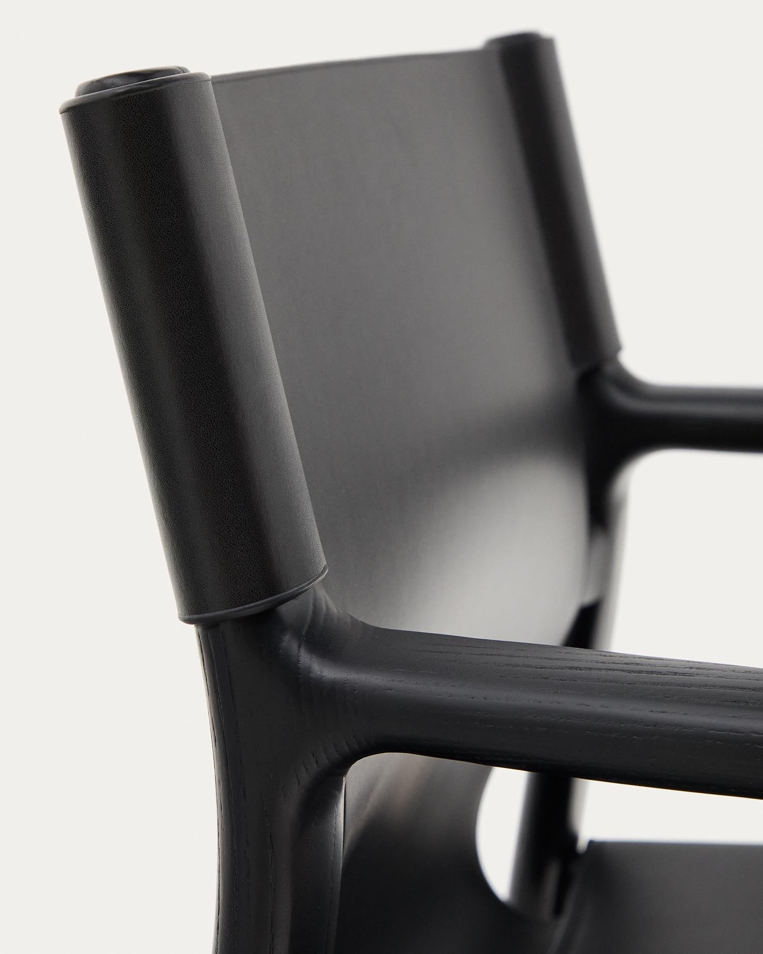 Stuhl Jan aus recycelten Lederfasern in Schwarz und massivem Eschenholz FSC 100 % mit schwarzem Finish in Schwarz präsentiert im Onlineshop von KAQTU Design AG. Stuhl ist von Kave Home