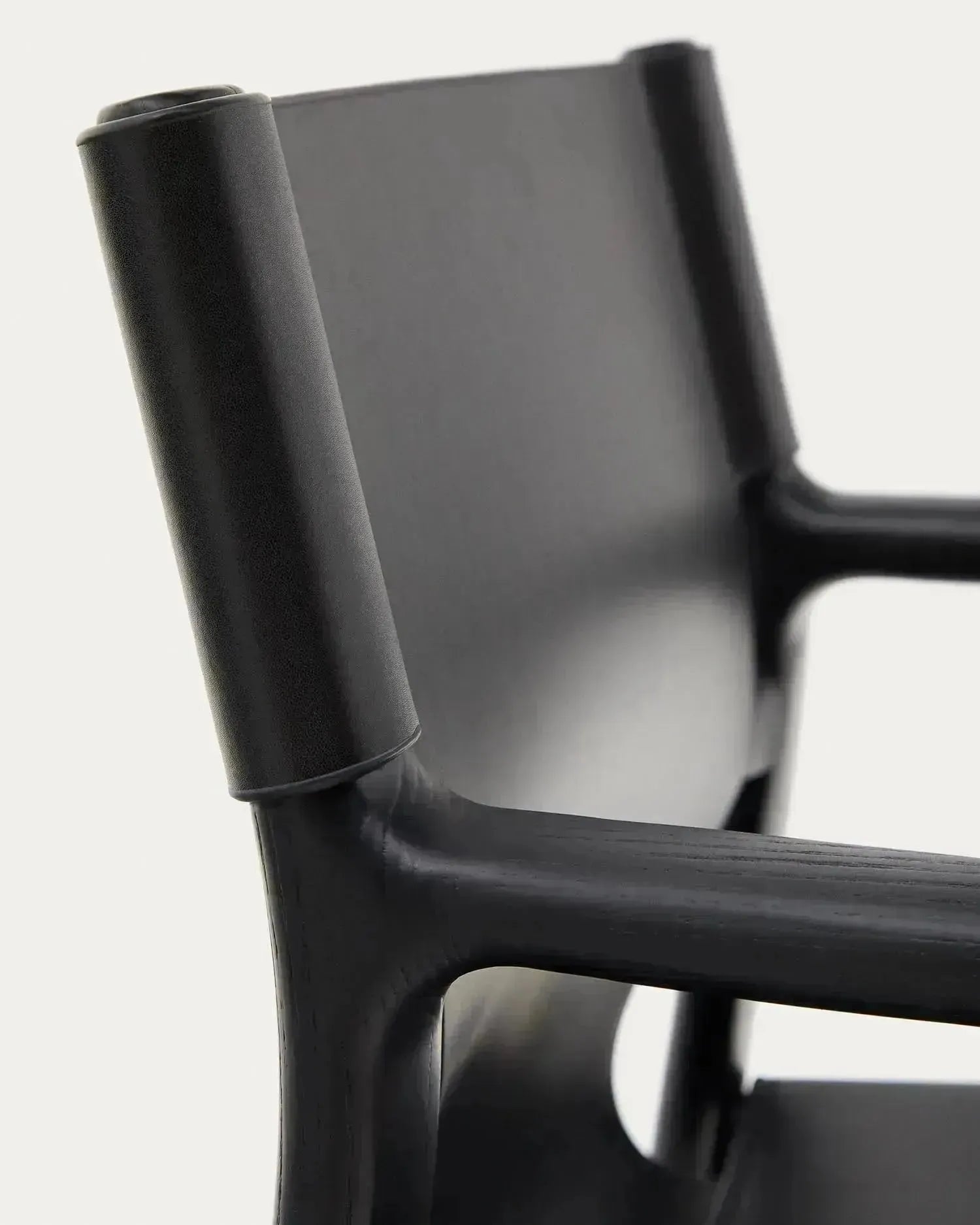 Stuhl Jan aus recycelten Lederfasern in Schwarz und massivem Eschenholz FSC 100 % mit schwarzem Finish in Schwarz präsentiert im Onlineshop von KAQTU Design AG. Stuhl ist von Kave Home