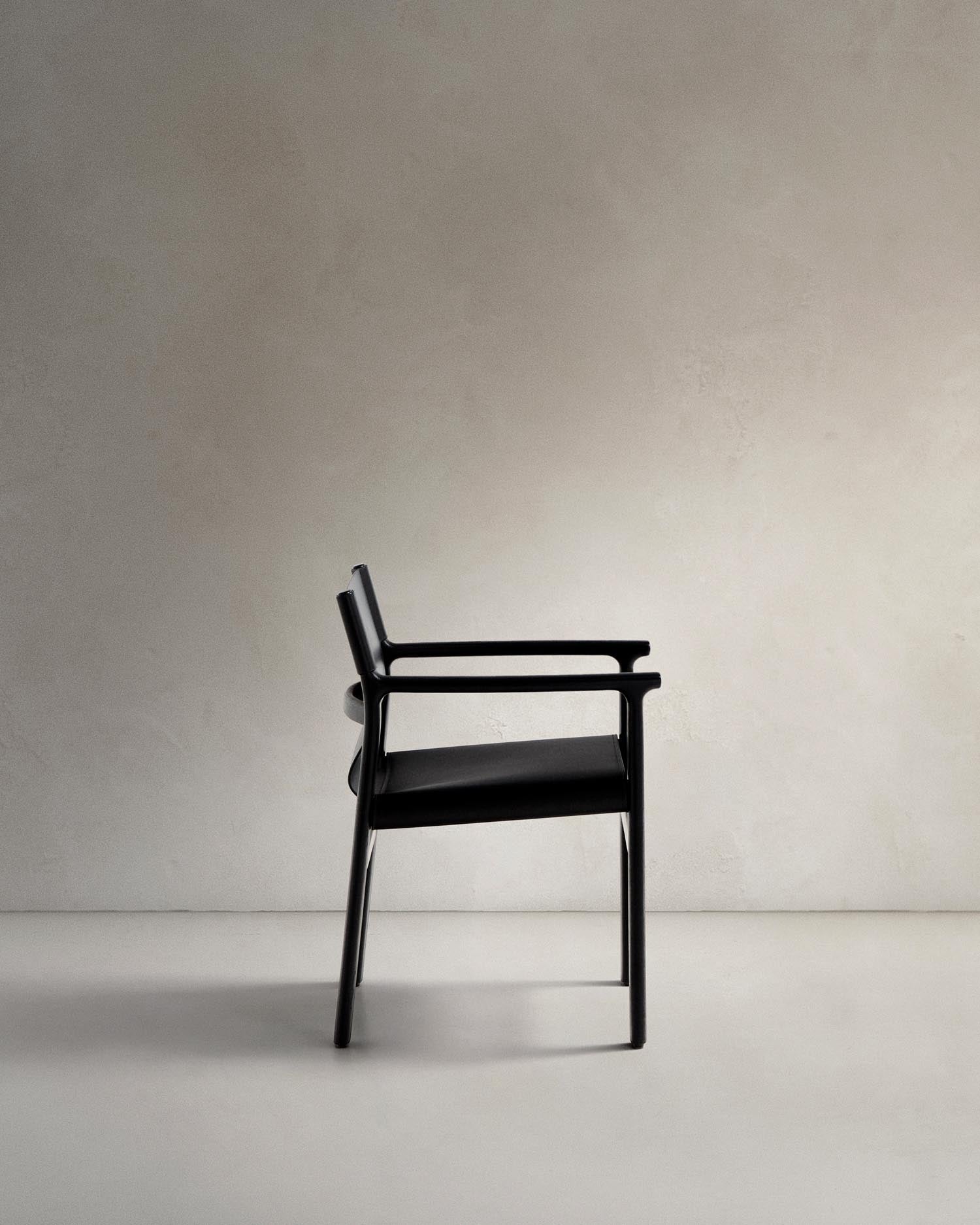 Stuhl Jan aus recycelten Lederfasern in Schwarz und massivem Eschenholz FSC 100 % mit schwarzem Finish in Schwarz präsentiert im Onlineshop von KAQTU Design AG. Stuhl ist von Kave Home