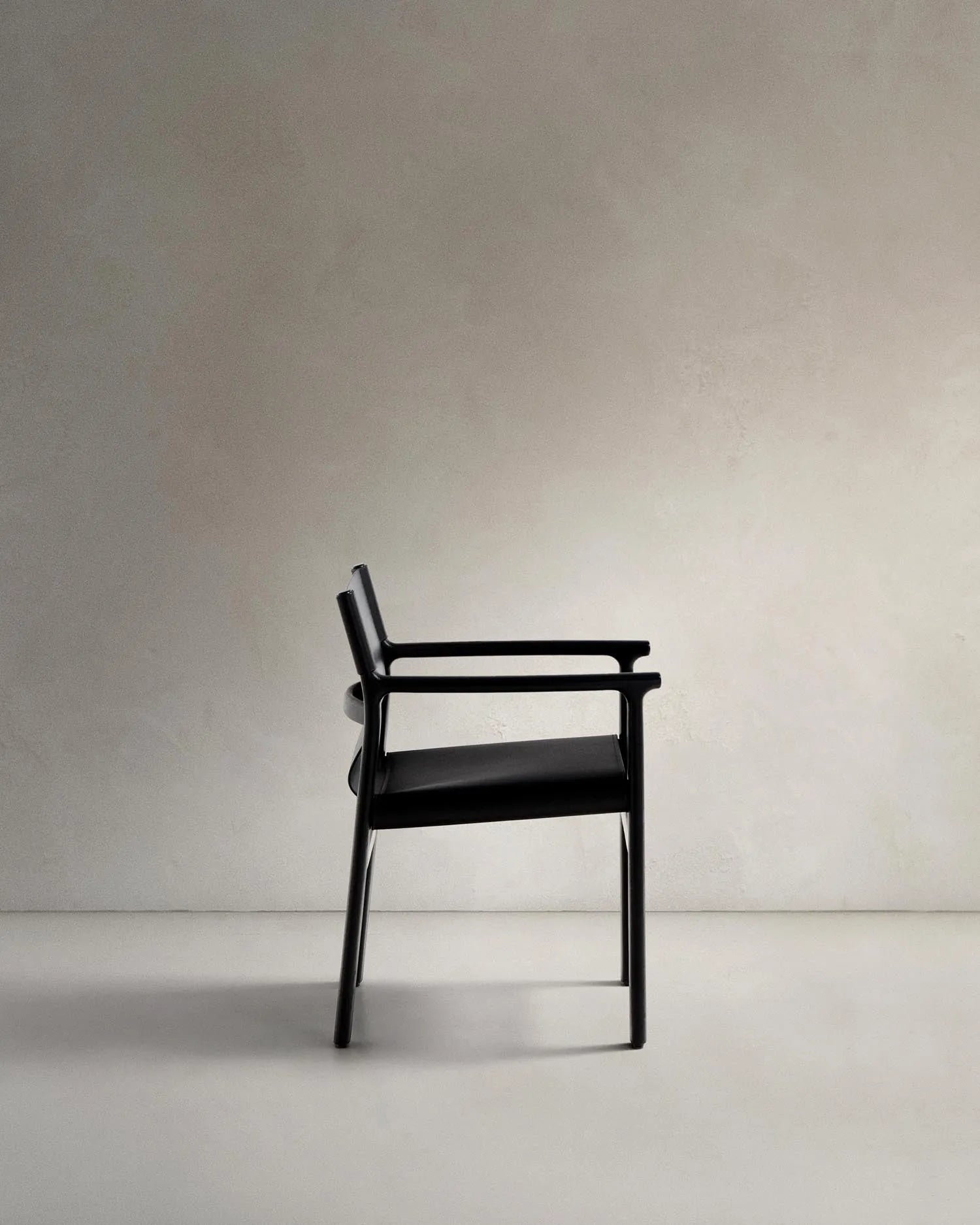 Stuhl Jan aus recycelten Lederfasern in Schwarz und massivem Eschenholz FSC 100 % mit schwarzem Finish in Schwarz präsentiert im Onlineshop von KAQTU Design AG. Stuhl ist von Kave Home