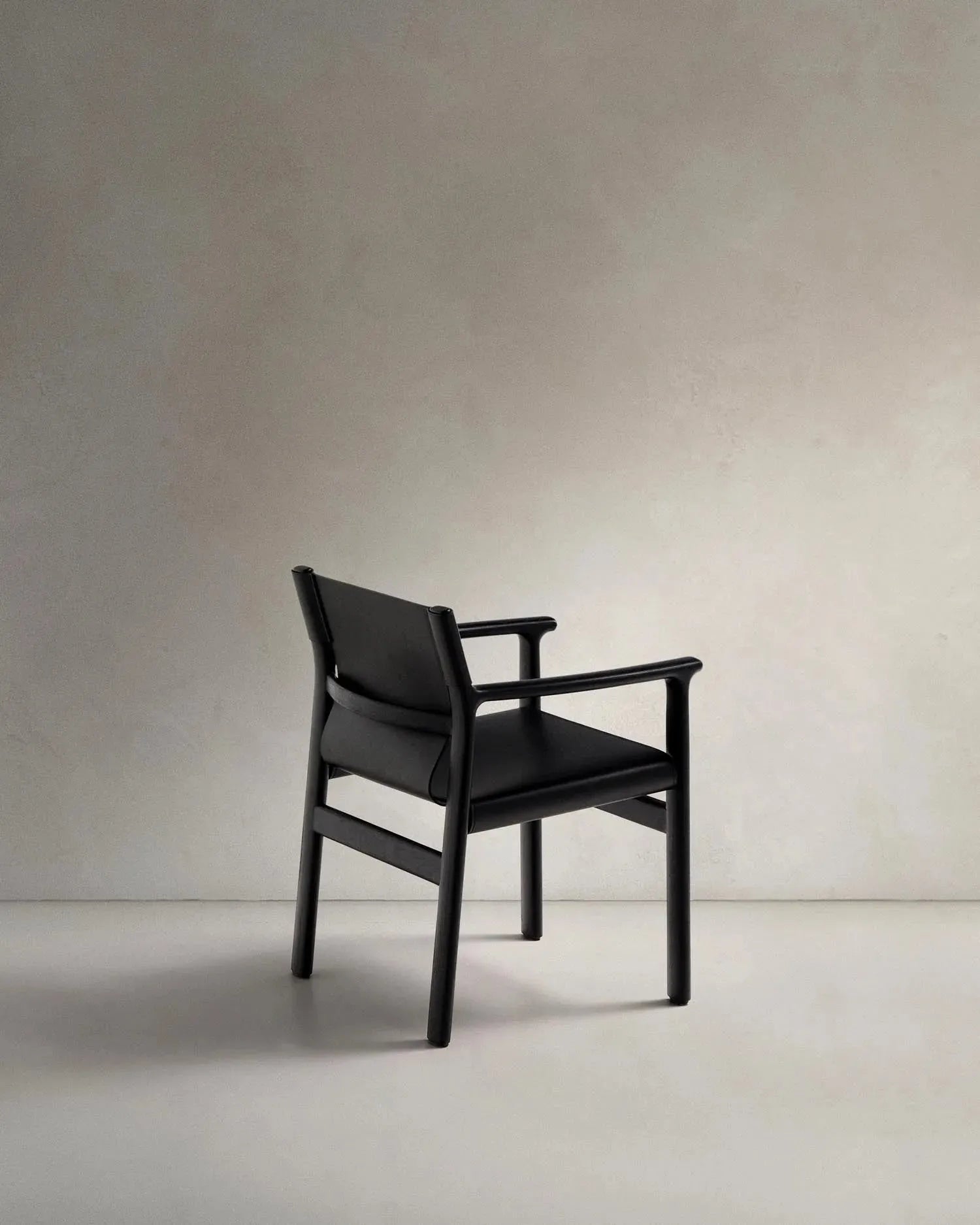 Stuhl Jan aus recycelten Lederfasern in Schwarz und massivem Eschenholz FSC 100 % mit schwarzem Finish in Schwarz präsentiert im Onlineshop von KAQTU Design AG. Stuhl ist von Kave Home