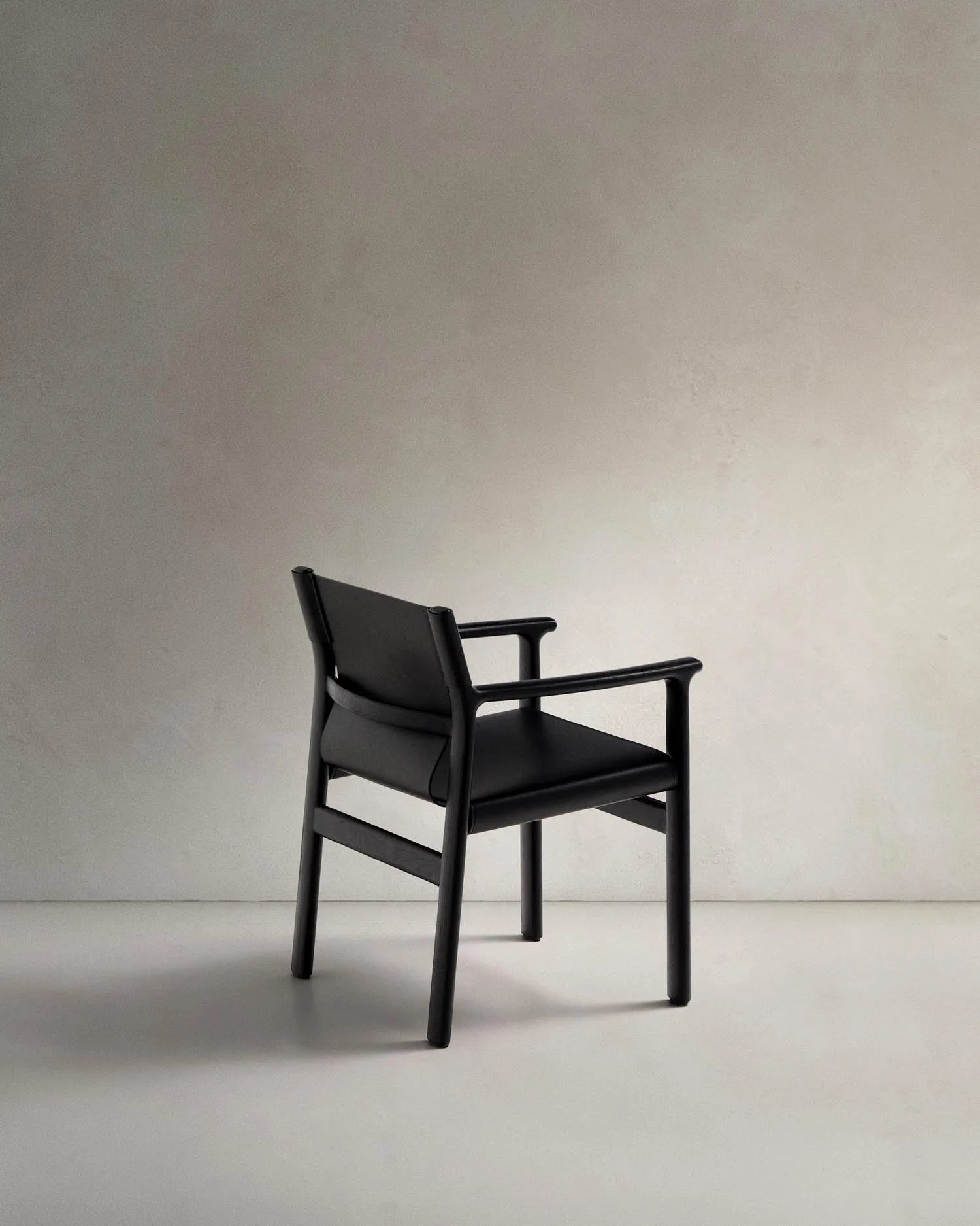 Stuhl Jan aus recycelten Lederfasern in Schwarz und massivem Eschenholz FSC 100 % mit schwarzem Finish in Schwarz präsentiert im Onlineshop von KAQTU Design AG. Stuhl ist von Kave Home