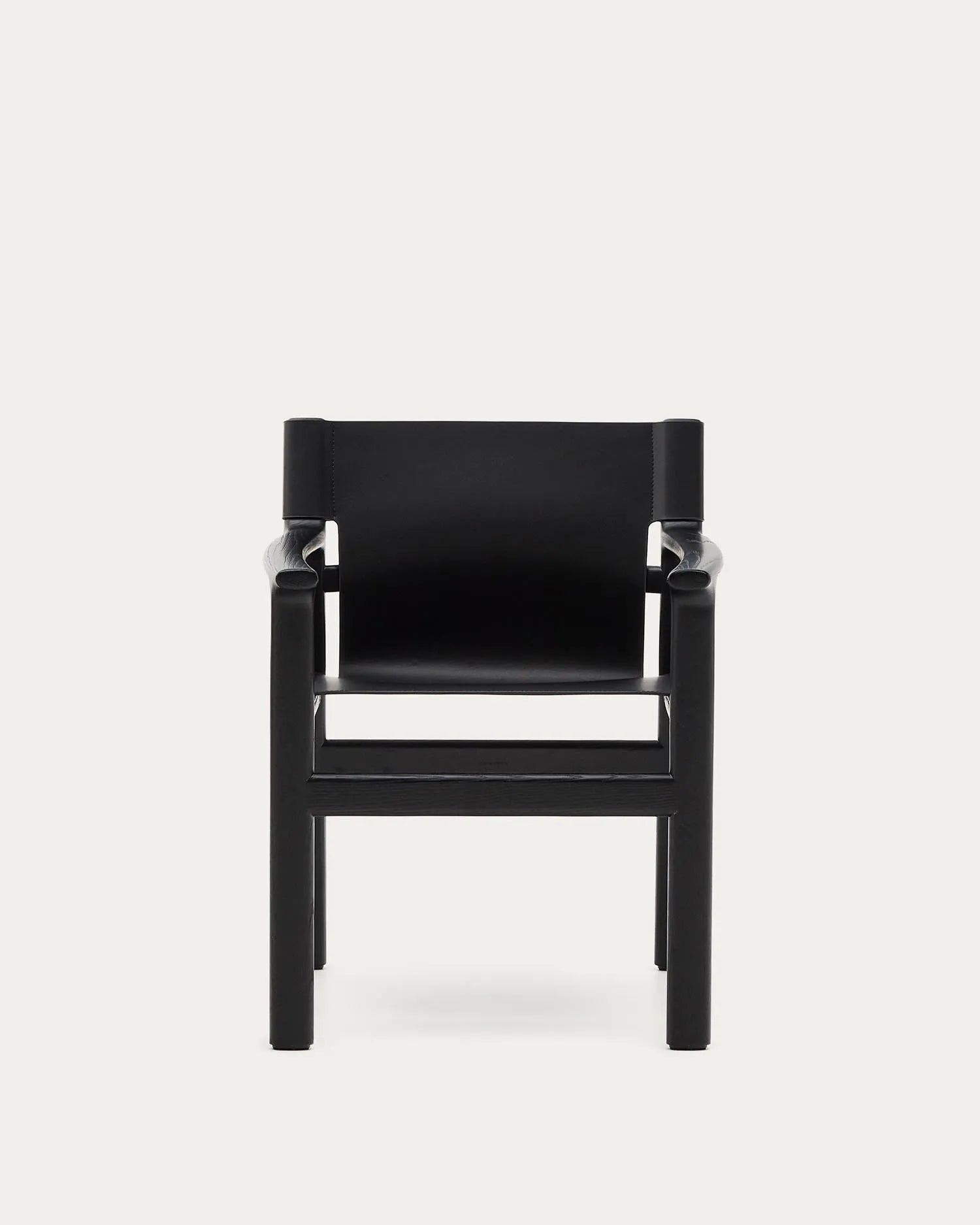 Stuhl Jan aus recycelten Lederfasern in Schwarz und massivem Eschenholz FSC 100 % mit schwarzem Finish in Schwarz präsentiert im Onlineshop von KAQTU Design AG. Stuhl ist von Kave Home