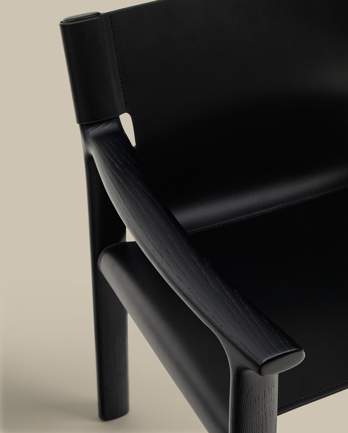 Stuhl Jan aus recycelten Lederfasern in Schwarz und massivem Eschenholz FSC 100 % mit schwarzem Finish in Schwarz präsentiert im Onlineshop von KAQTU Design AG. Stuhl ist von Kave Home