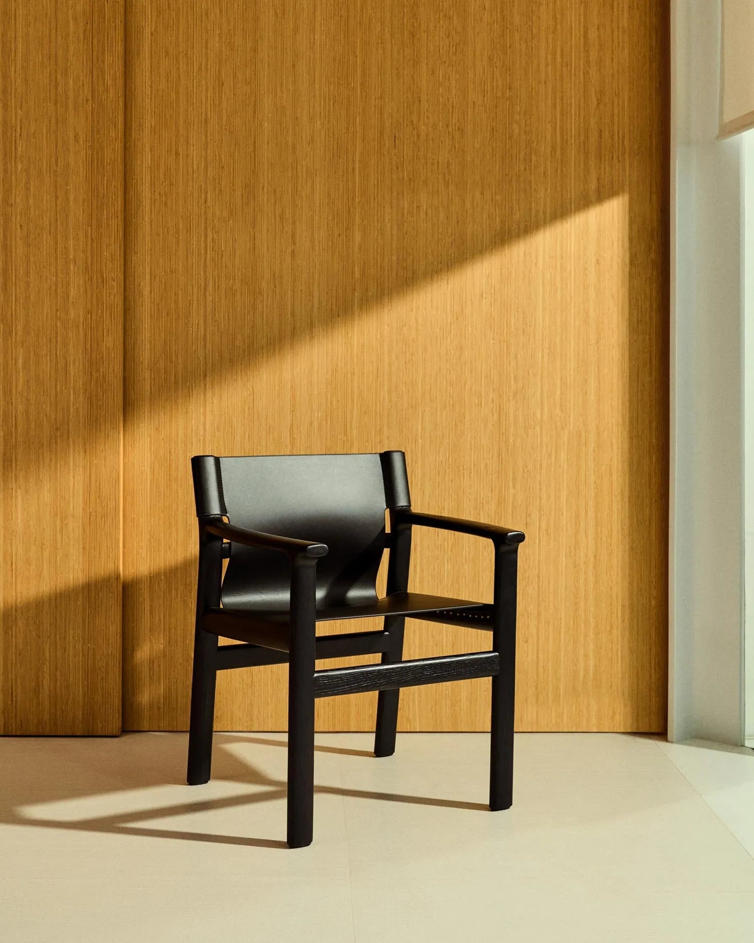 Stuhl Jan aus recycelten Lederfasern in Schwarz und massivem Eschenholz FSC 100 % mit schwarzem Finish in Schwarz präsentiert im Onlineshop von KAQTU Design AG. Stuhl ist von Kave Home