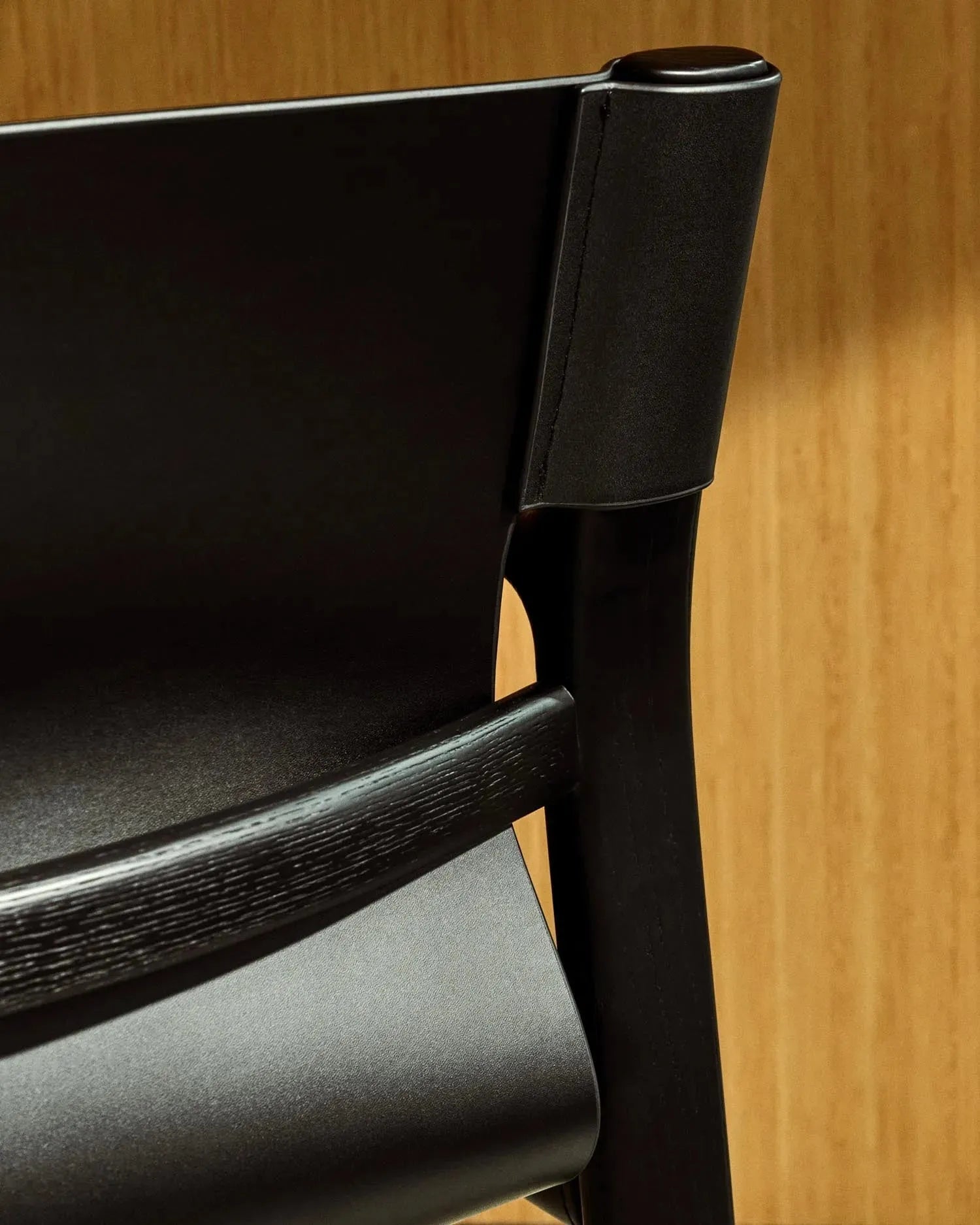 Stuhl Jan aus recycelten Lederfasern in Schwarz und massivem Eschenholz FSC 100 % mit schwarzem Finish in Schwarz präsentiert im Onlineshop von KAQTU Design AG. Stuhl ist von Kave Home