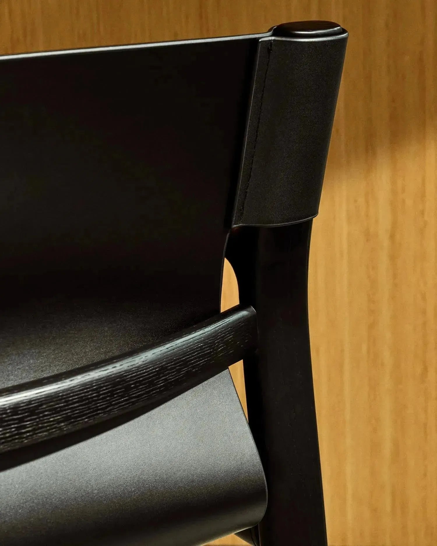 Stuhl Jan aus recycelten Lederfasern in Schwarz und massivem Eschenholz FSC 100 % mit schwarzem Finish in Schwarz präsentiert im Onlineshop von KAQTU Design AG. Stuhl ist von Kave Home