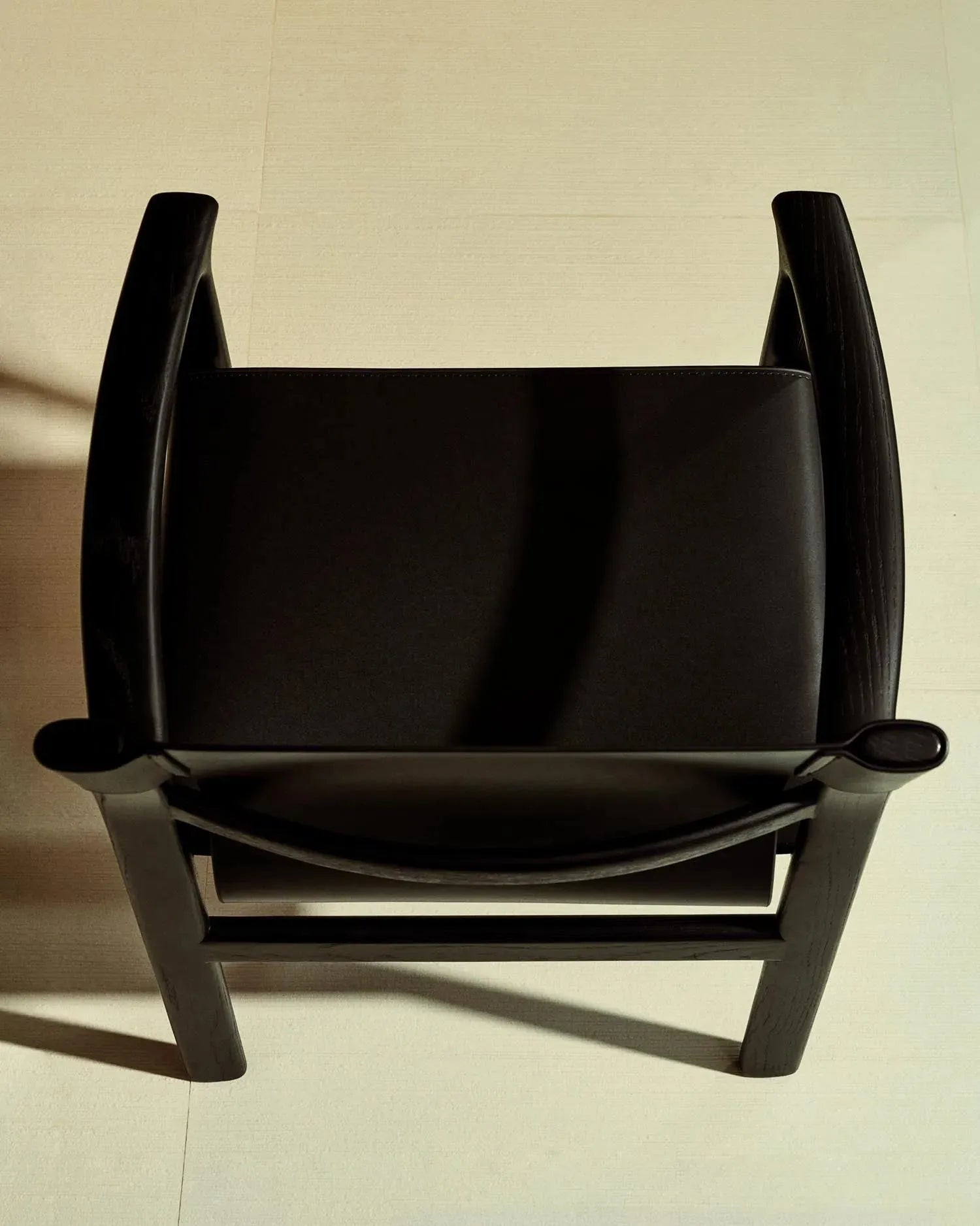 Stuhl Jan aus recycelten Lederfasern in Schwarz und massivem Eschenholz FSC 100 % mit schwarzem Finish in Schwarz präsentiert im Onlineshop von KAQTU Design AG. Stuhl ist von Kave Home