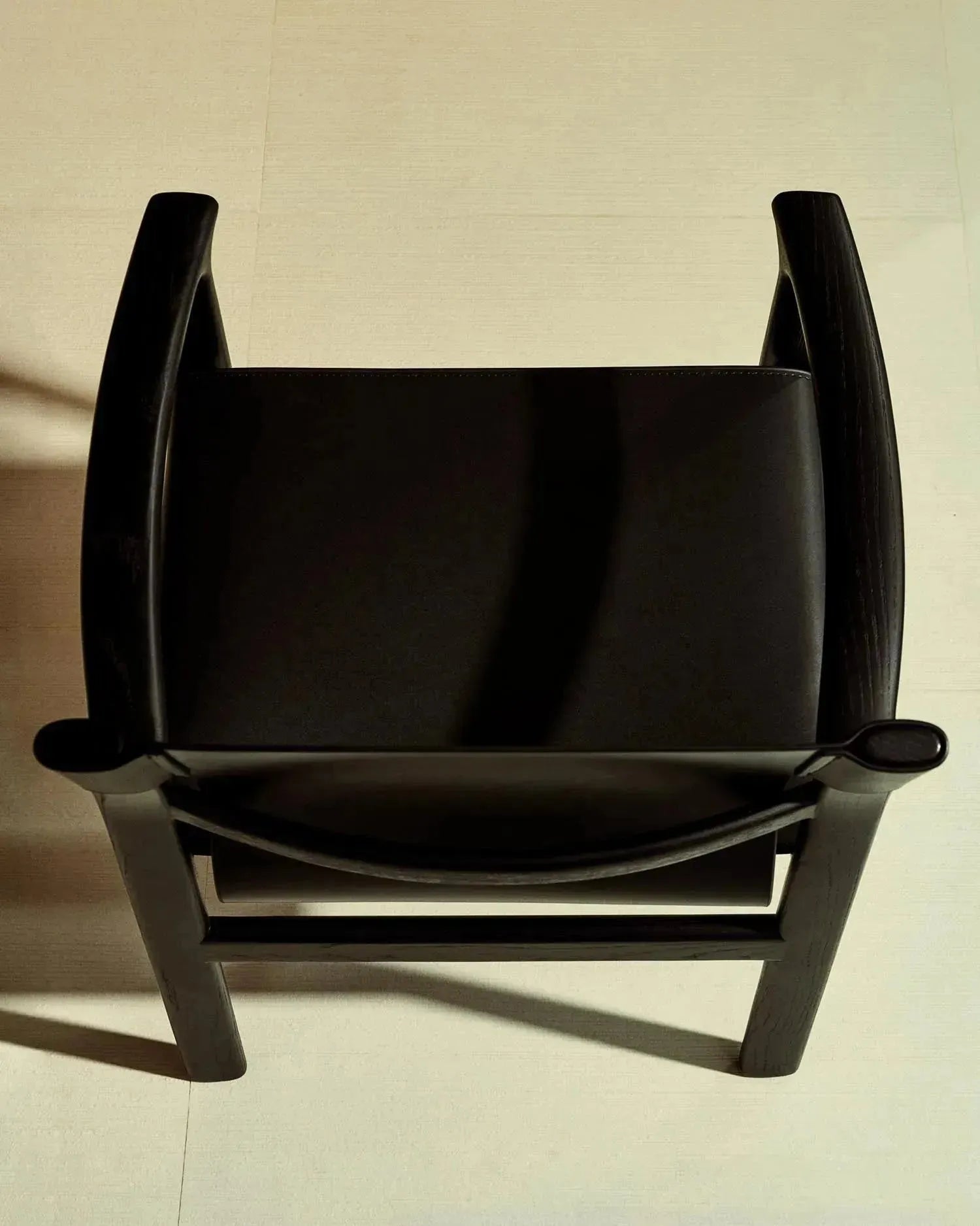 Stuhl Jan aus recycelten Lederfasern in Schwarz und massivem Eschenholz FSC 100 % mit schwarzem Finish in Schwarz präsentiert im Onlineshop von KAQTU Design AG. Stuhl ist von Kave Home