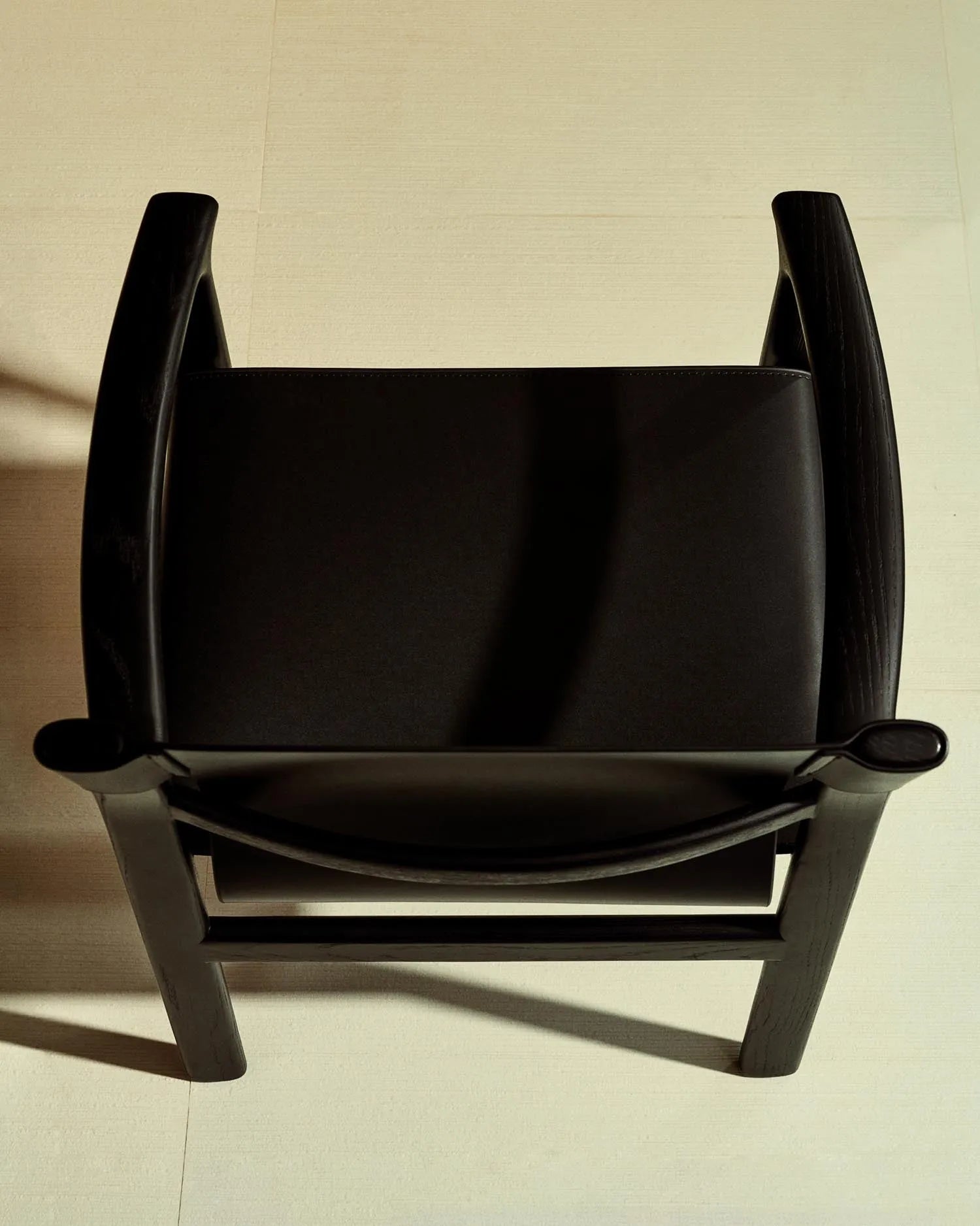 Stuhl Jan aus recycelten Lederfasern in Schwarz und massivem Eschenholz FSC 100 % mit schwarzem Finish in Schwarz präsentiert im Onlineshop von KAQTU Design AG. Stuhl ist von Kave Home