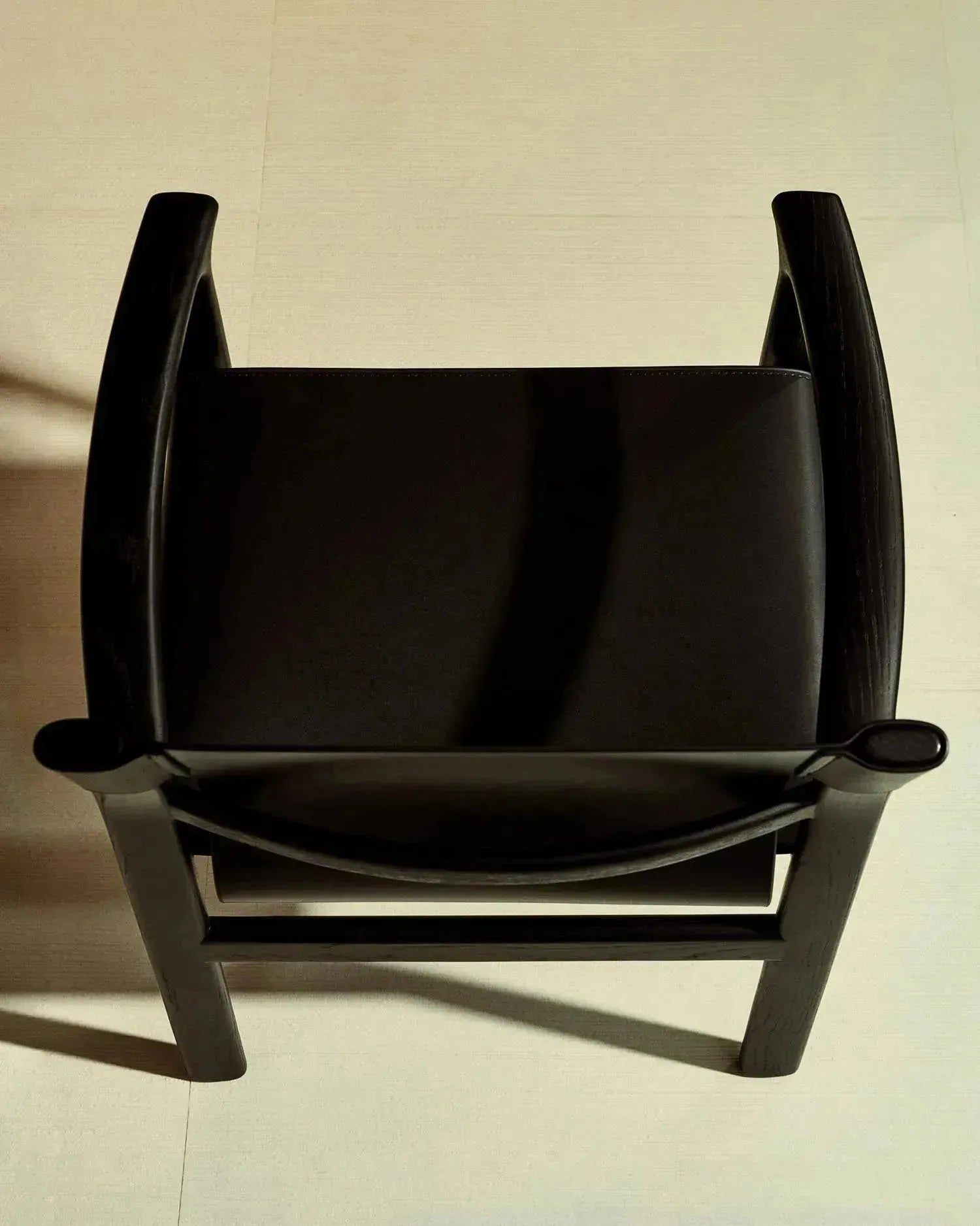 Stuhl Jan aus recycelten Lederfasern in Schwarz und massivem Eschenholz FSC 100 % mit schwarzem Finish in Schwarz präsentiert im Onlineshop von KAQTU Design AG. Stuhl ist von Kave Home
