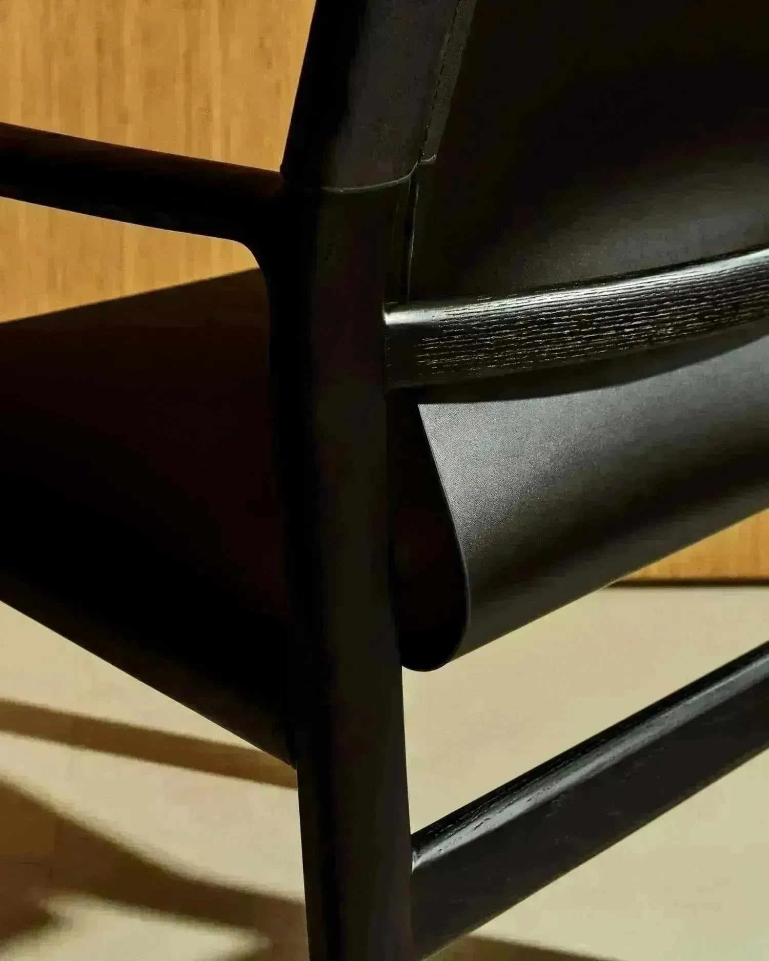 Stuhl Jan aus recycelten Lederfasern in Schwarz und massivem Eschenholz FSC 100 % mit schwarzem Finish in Schwarz präsentiert im Onlineshop von KAQTU Design AG. Stuhl ist von Kave Home