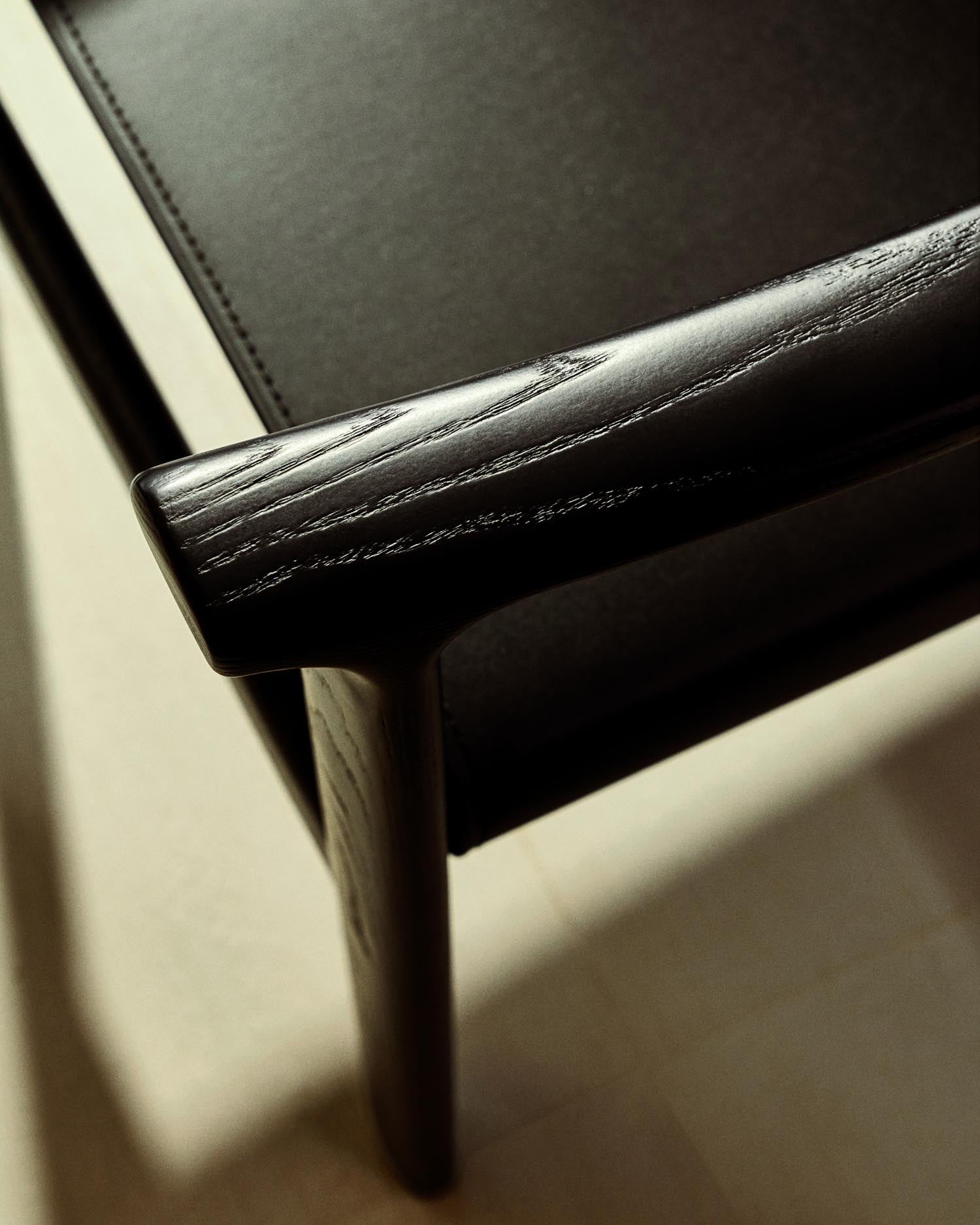 Stuhl Jan aus recycelten Lederfasern in Schwarz und massivem Eschenholz FSC 100 % mit schwarzem Finish in Schwarz präsentiert im Onlineshop von KAQTU Design AG. Stuhl ist von Kave Home