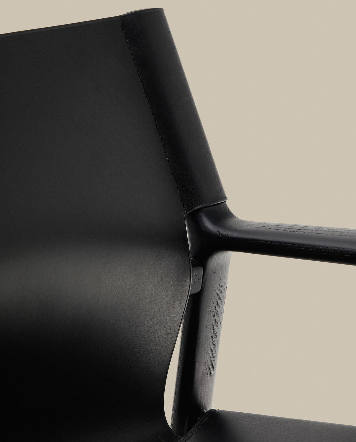 Sessel Jan aus recycelten Lederfasern in Schwarz und massivem Eschenholz FSC 100 % mit schwarzem Finish in Schwarz präsentiert im Onlineshop von KAQTU Design AG. Sessel ist von Kave Home
