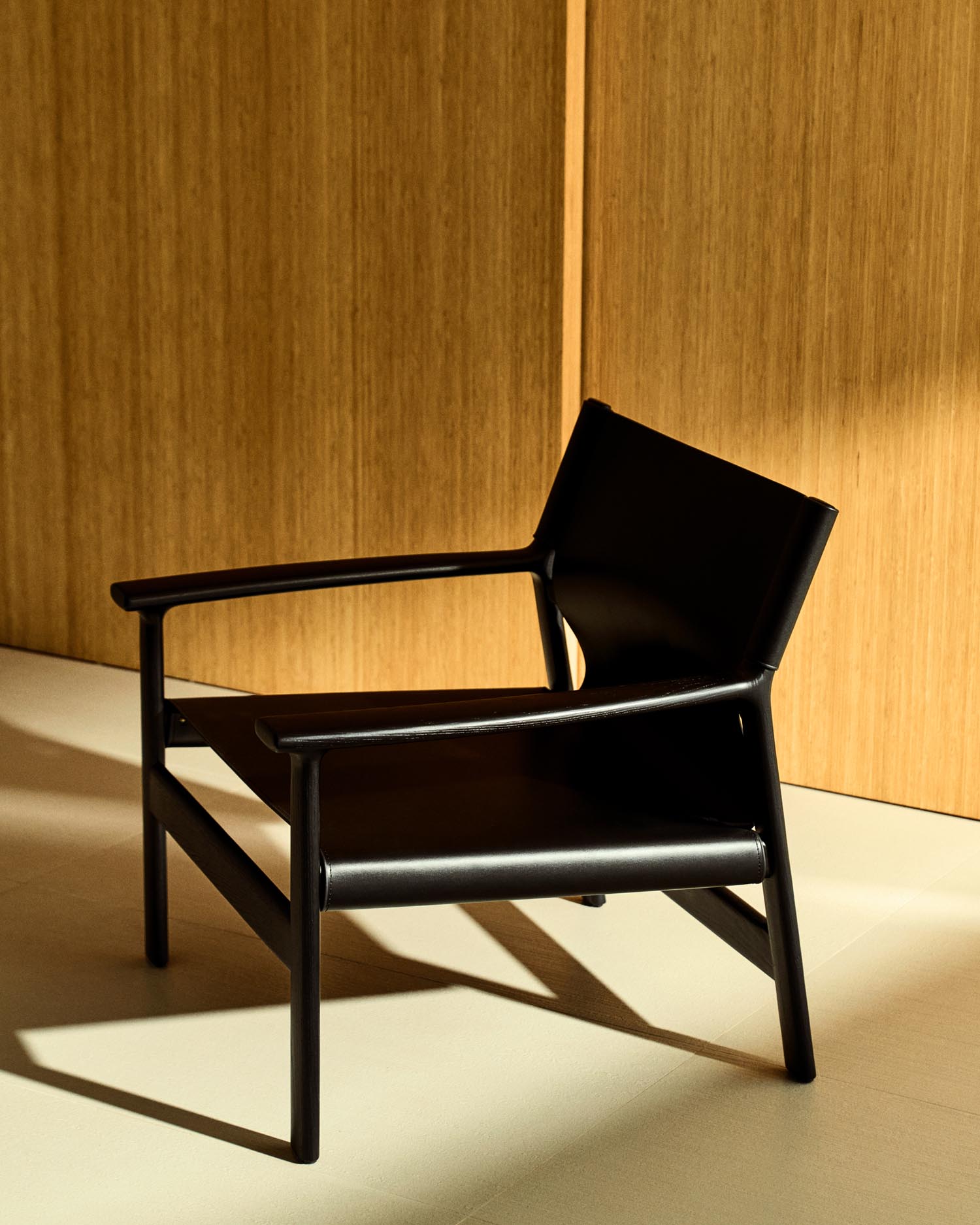 Entdecken Sie den eleganten Sessel Jan von Kave Home, gefertigt aus recyceltem Leder und FSC-zertifiziertem Eschenholz. Ideal für stilvolle Wohnräume.