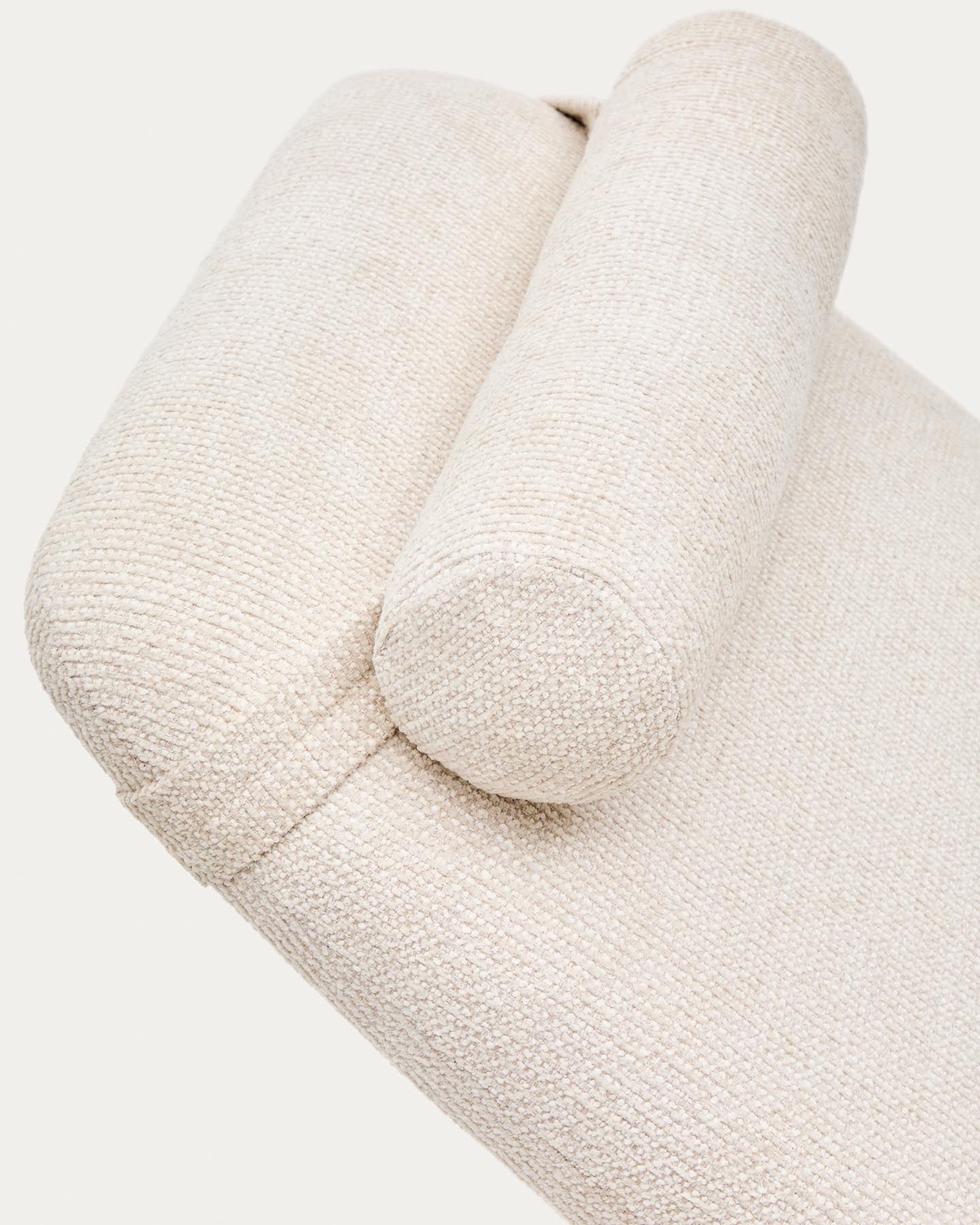 Divan Osla aus beigefarbener Chenille mit Beinen aus gebürstetem Edelstahl 175 cm in Beige präsentiert im Onlineshop von KAQTU Design AG. Tagesbett ist von Kave Home