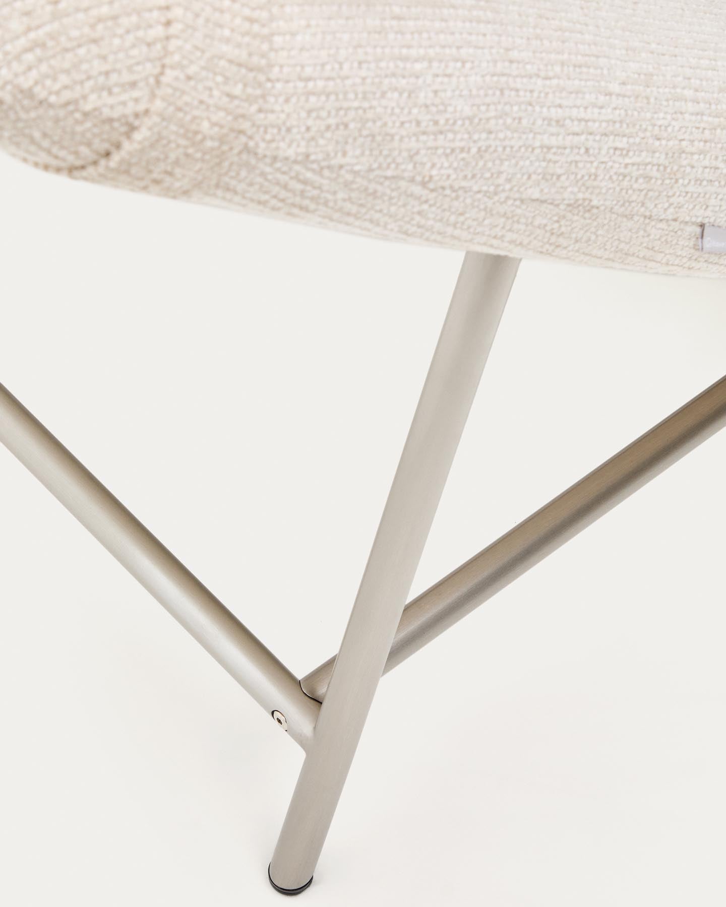 Divan Osla aus beigefarbener Chenille mit Beinen aus gebürstetem Edelstahl 175 cm in Beige präsentiert im Onlineshop von KAQTU Design AG. Tagesbett ist von Kave Home