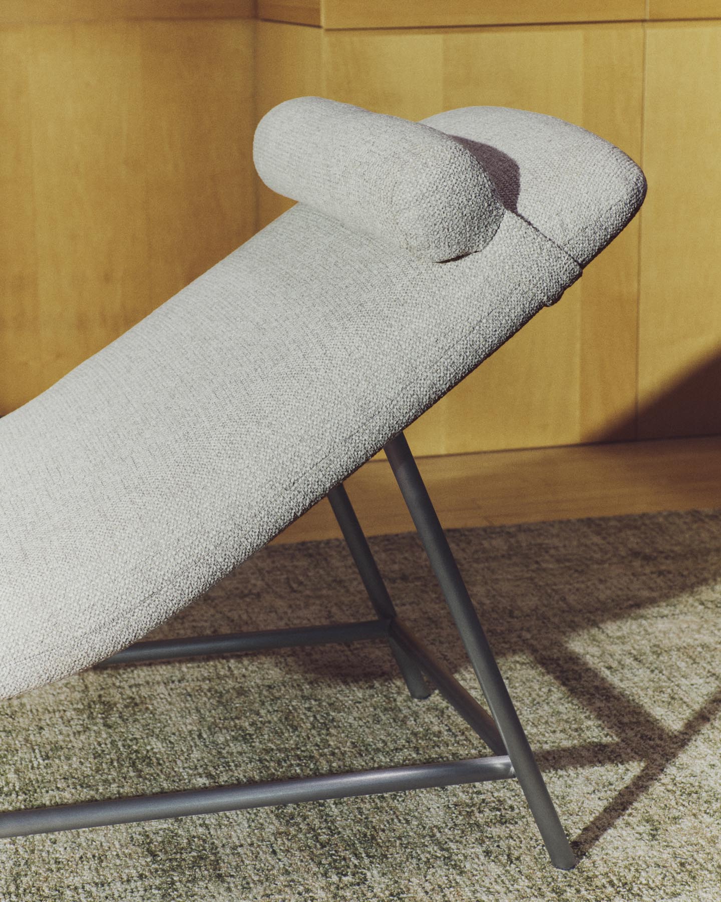 Divan Osla aus beigefarbener Chenille mit Beinen aus gebürstetem Edelstahl 175 cm in Beige präsentiert im Onlineshop von KAQTU Design AG. Tagesbett ist von Kave Home