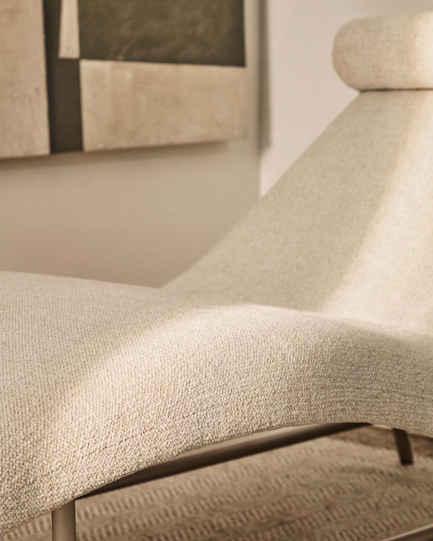 Divan Osla aus beigefarbener Chenille mit Beinen aus gebürstetem Edelstahl 175 cm in Beige präsentiert im Onlineshop von KAQTU Design AG. Tagesbett ist von Kave Home
