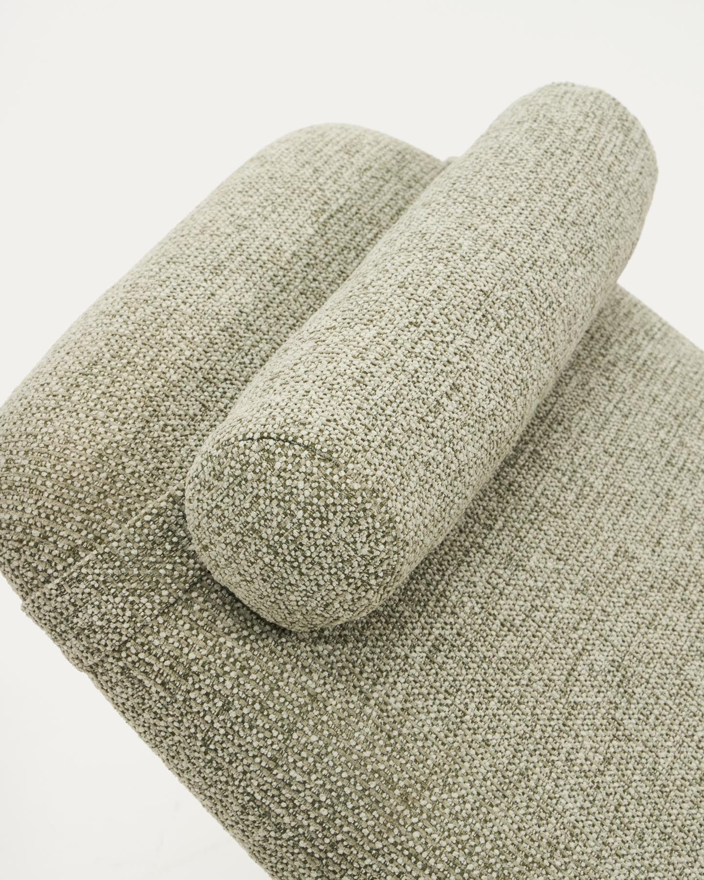 Divan Osla aus grüner Chenille mit Beinen aus gebürstetem Edelstahl in Graphit 174 cm in Hellgrün präsentiert im Onlineshop von KAQTU Design AG. Tagesbett ist von Kave Home