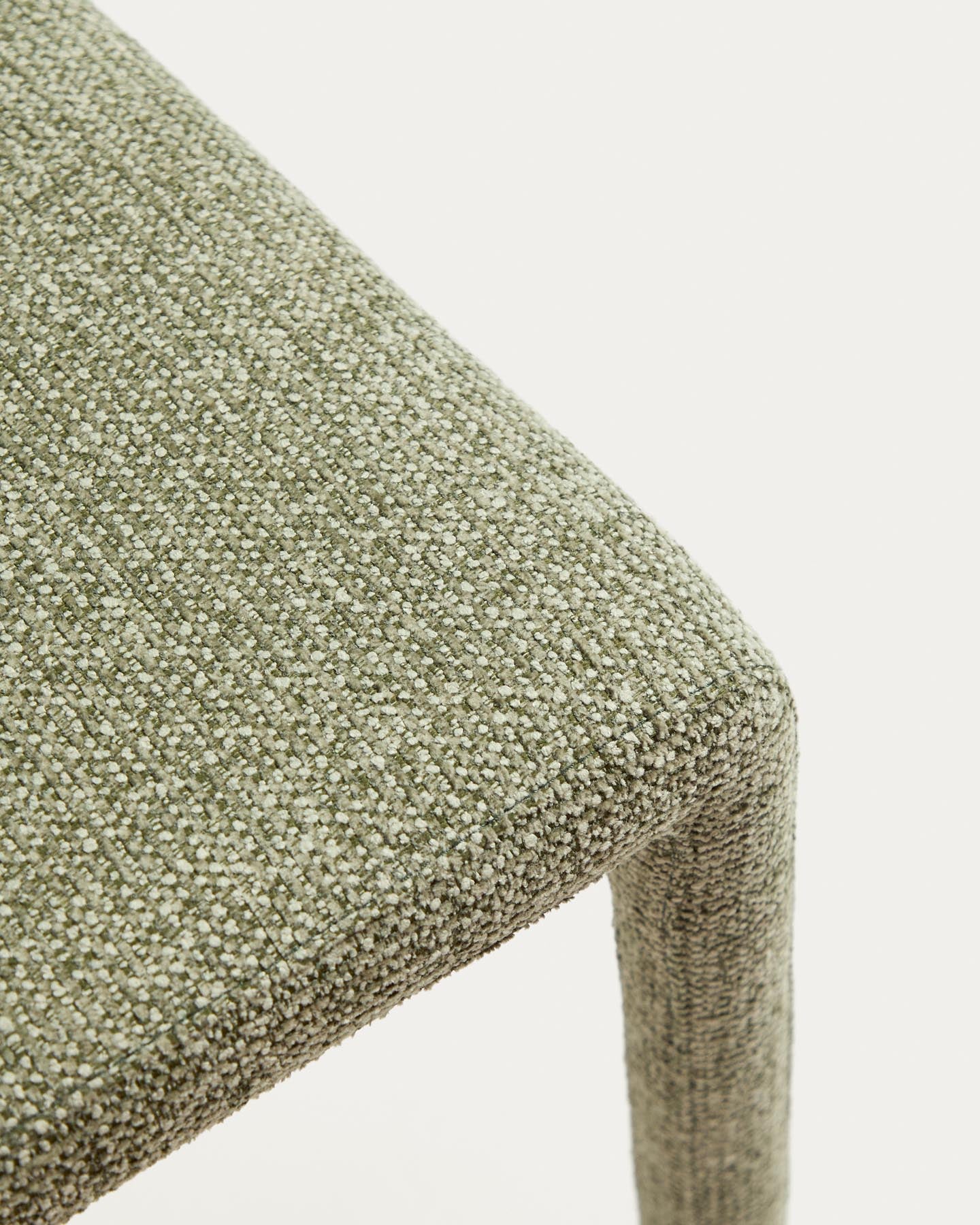 Stapelbarer Stuhl Loria mit grüner Chenille in Grün präsentiert im Onlineshop von KAQTU Design AG. Stuhl ist von Kave Home