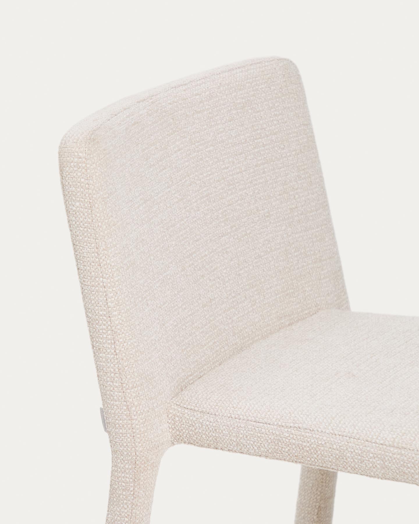 Stapelbarer Stuhl Loria mit beiger Chenille in Beige präsentiert im Onlineshop von KAQTU Design AG. Stuhl ist von Kave Home