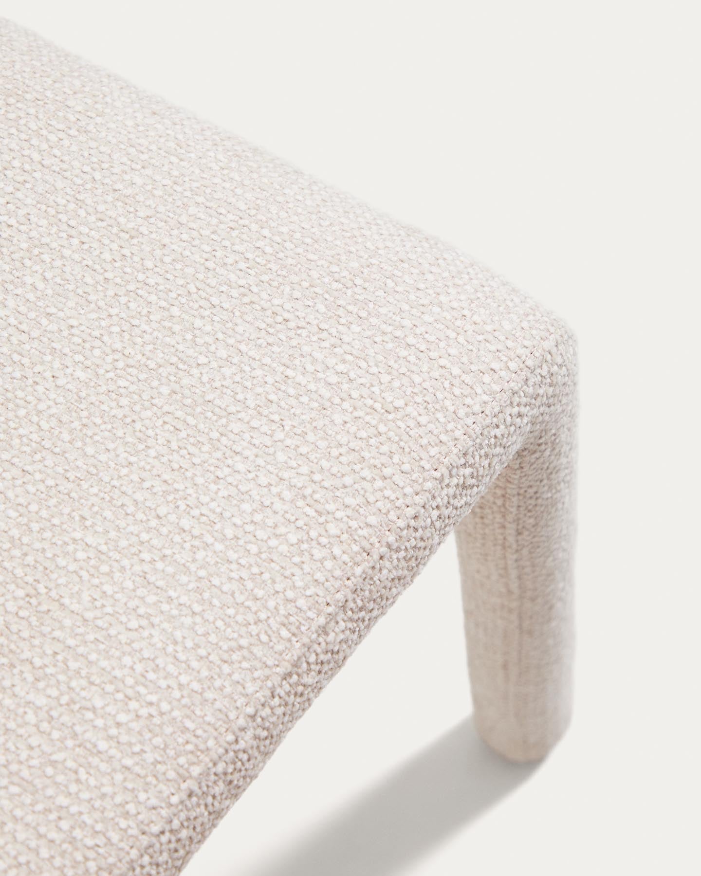 Stapelbarer Stuhl Loria mit beiger Chenille in Beige präsentiert im Onlineshop von KAQTU Design AG. Stuhl ist von Kave Home