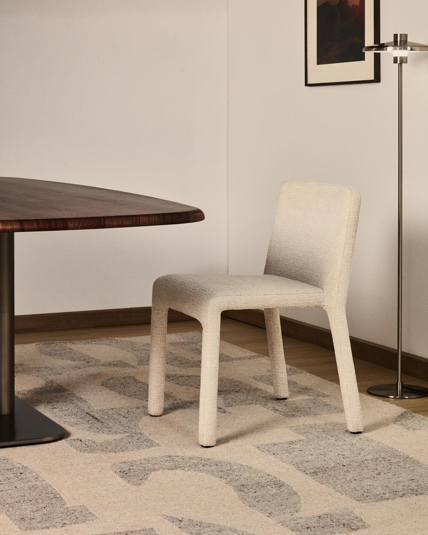 Stapelbarer Stuhl Loria mit beiger Chenille in Beige präsentiert im Onlineshop von KAQTU Design AG. Stuhl ist von Kave Home