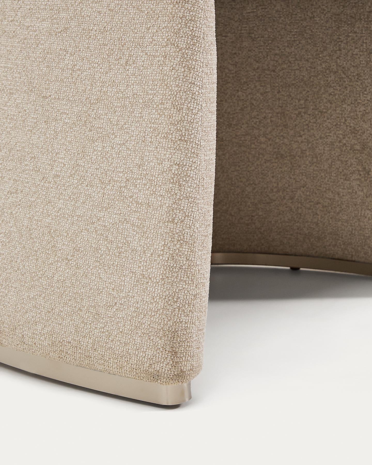 Stuhl Bosca mit beiger Chenille in Beige präsentiert im Onlineshop von KAQTU Design AG. Stuhl mit Armlehne ist von Kave Home