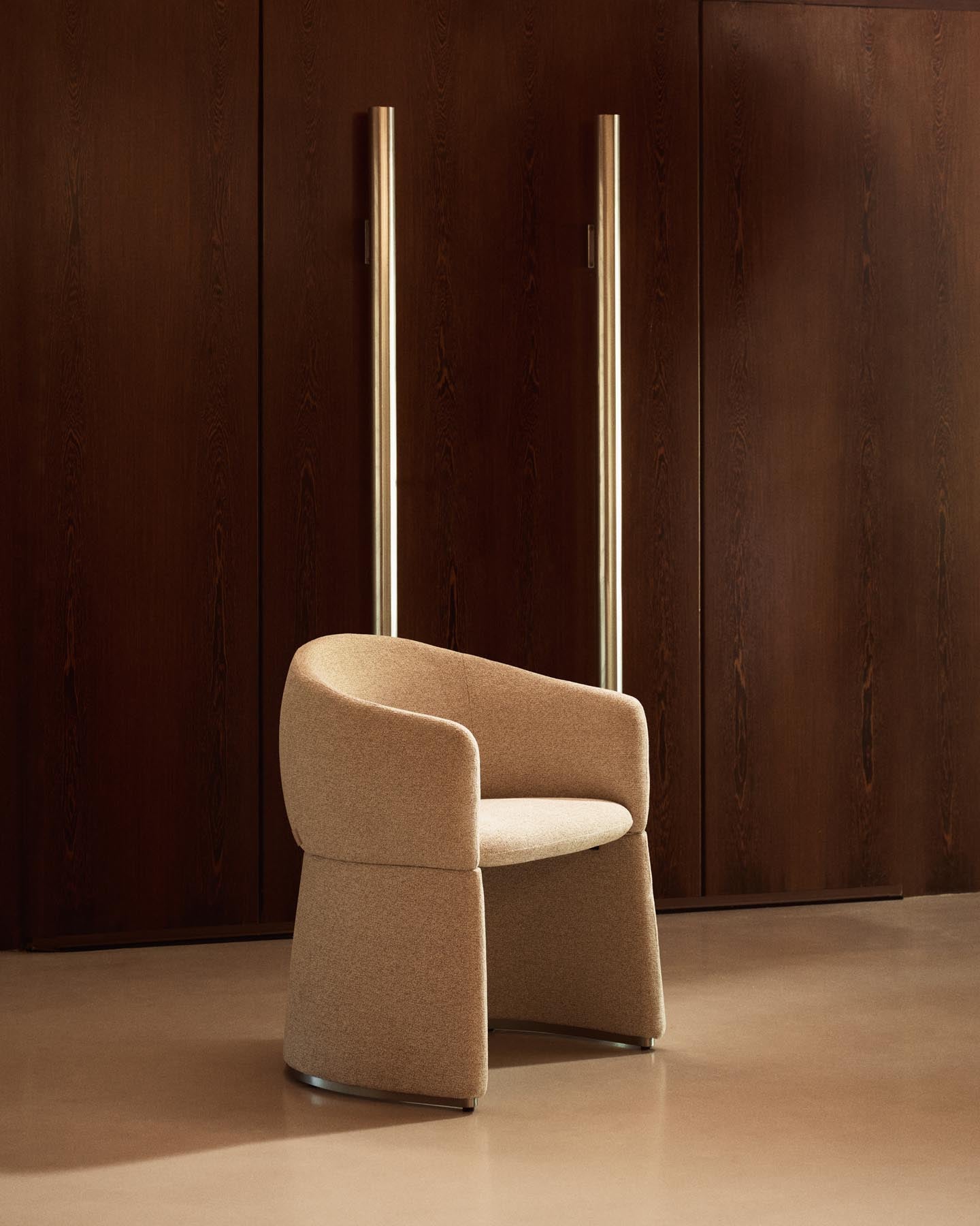 Stuhl Bosca mit beiger Chenille in Beige präsentiert im Onlineshop von KAQTU Design AG. Stuhl mit Armlehne ist von Kave Home