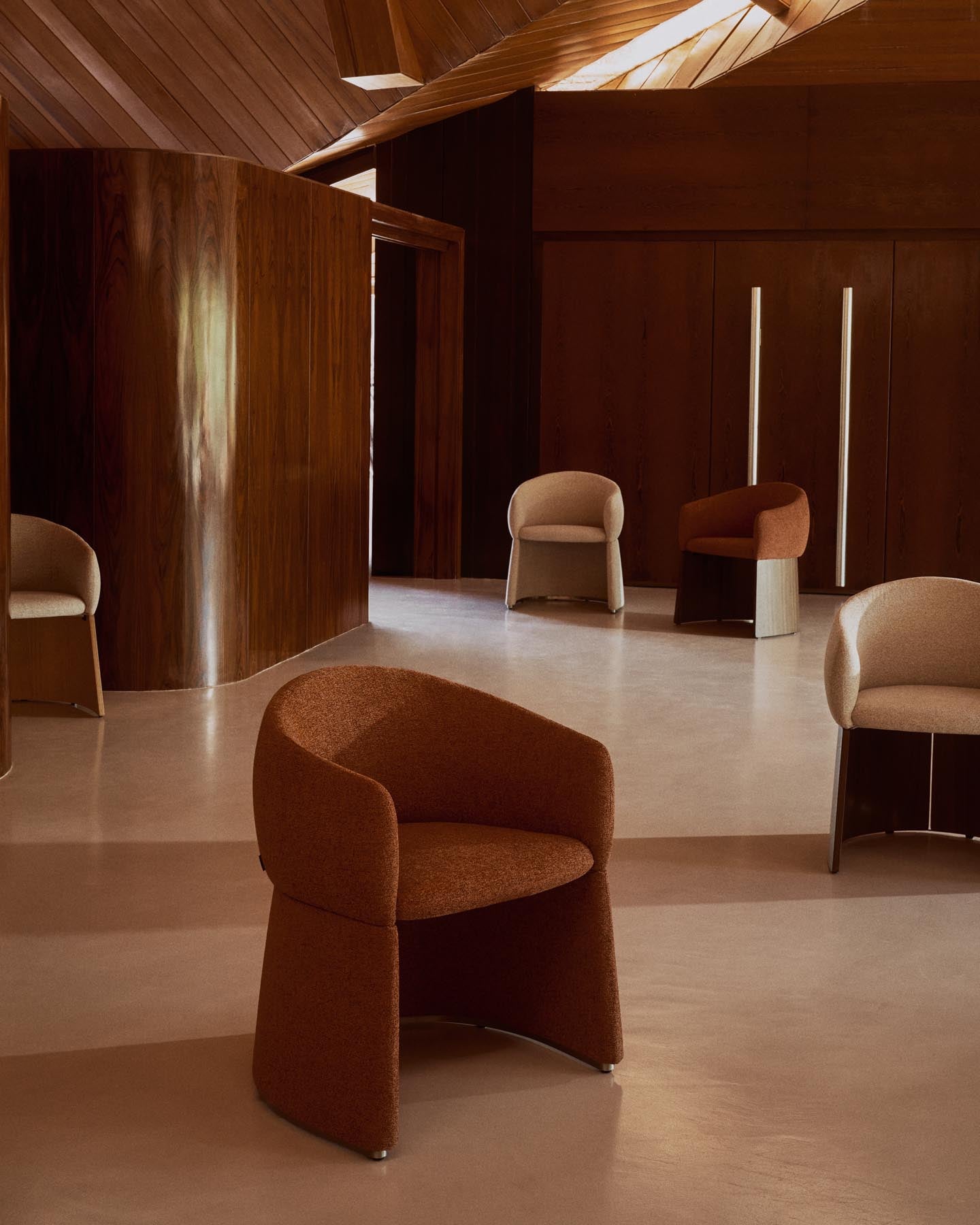 Stuhl Bosca mit terrakottafarbener Chenille in Terrakotta präsentiert im Onlineshop von KAQTU Design AG. Stuhl mit Armlehne ist von Kave Home