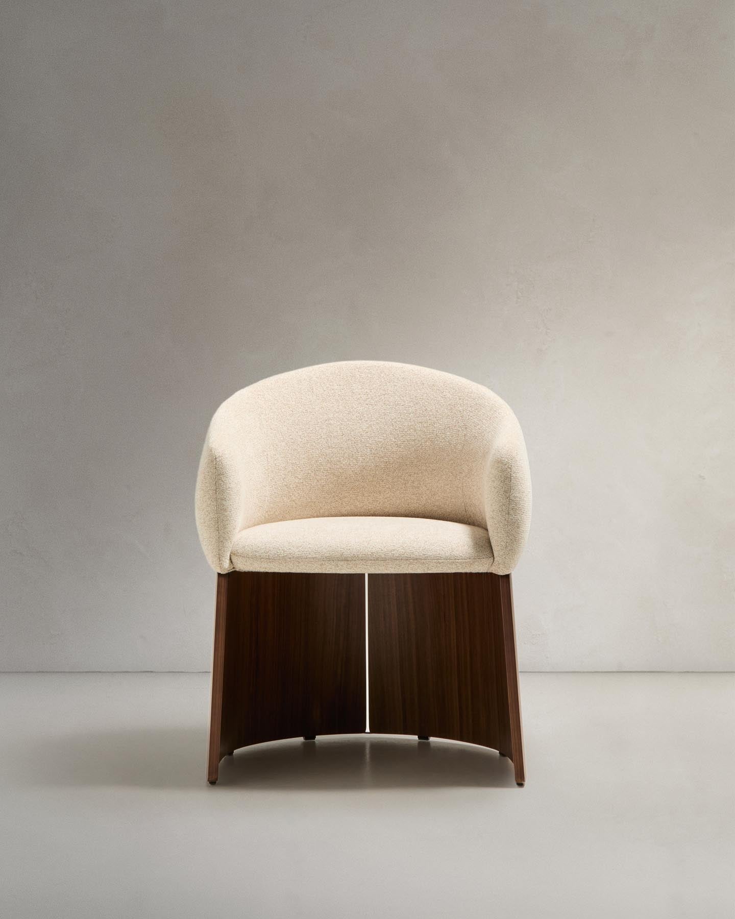 Stuhl Bosca mit beigefarbener Chenille und Nussbaumfurnier FSC 100% in Beige präsentiert im Onlineshop von KAQTU Design AG. Stuhl mit Armlehne ist von Kave Home