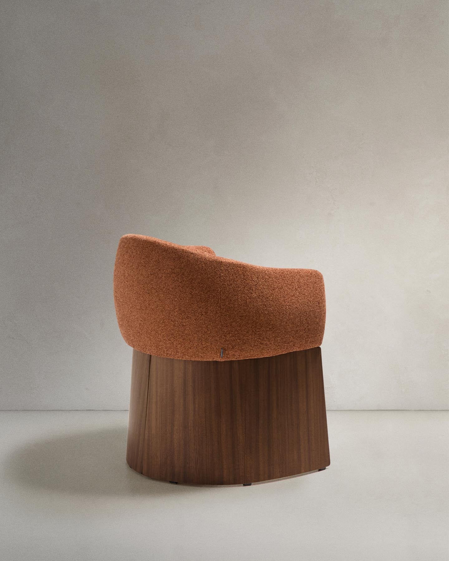 Stuhl Bosca mit terrakottafarbener Chenille und Nussbaumfurnier FSC 100% in Terrakotta präsentiert im Onlineshop von KAQTU Design AG. Stuhl mit Armlehne ist von Kave Home