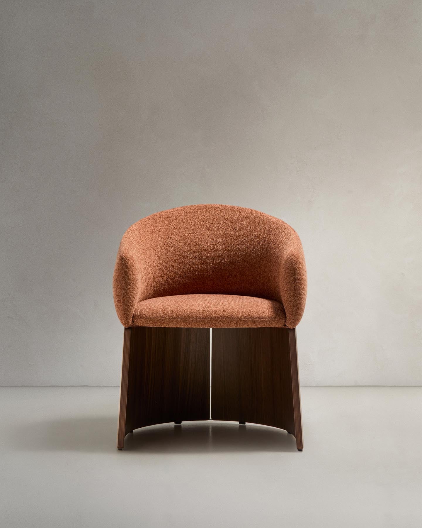 Stuhl Bosca mit terrakottafarbener Chenille und Nussbaumfurnier FSC 100% in Terrakotta präsentiert im Onlineshop von KAQTU Design AG. Stuhl mit Armlehne ist von Kave Home