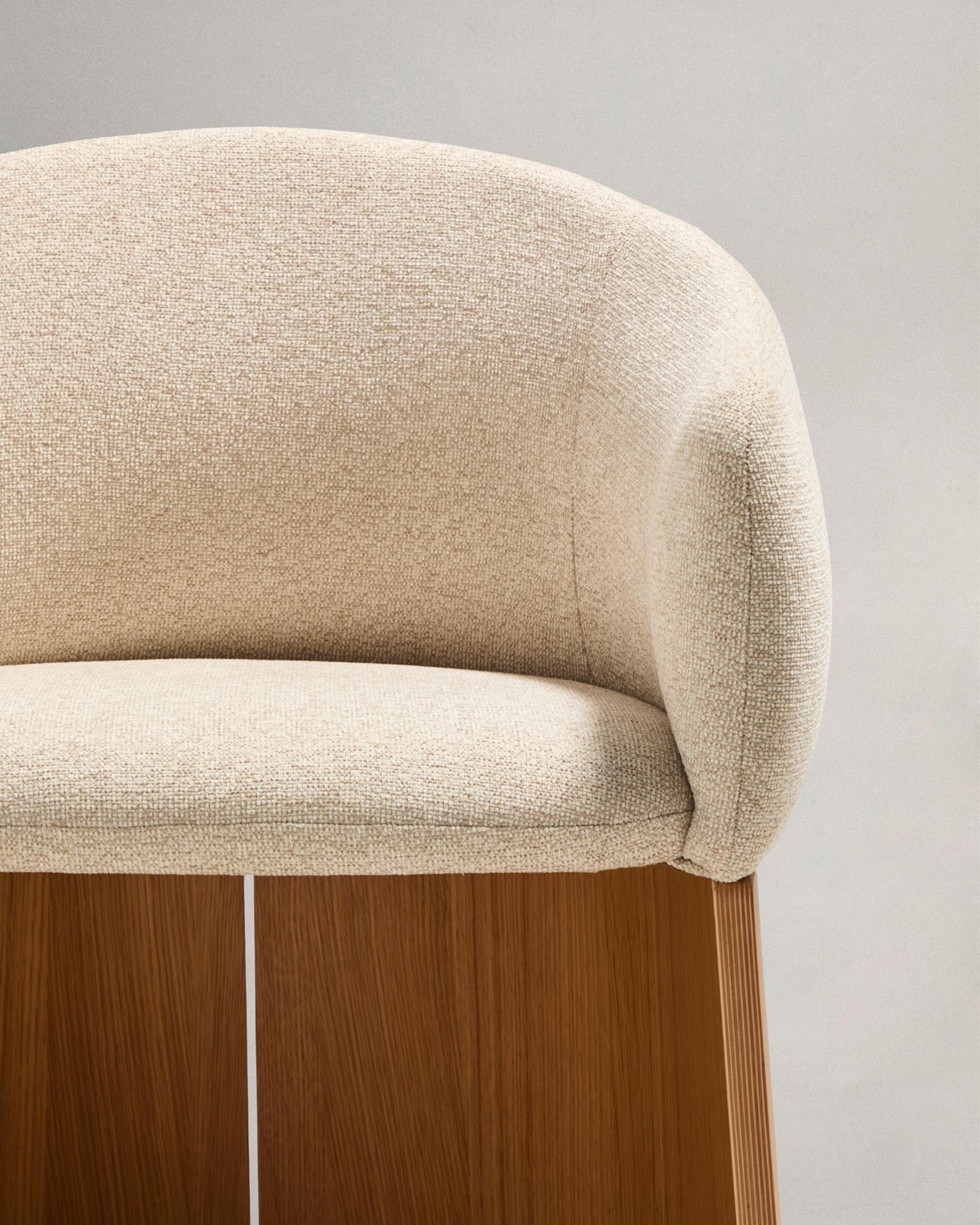 Stuhl Bosca mit beiger Chenille und Eichenfurnier FSC 100% in Beige präsentiert im Onlineshop von KAQTU Design AG. Stuhl mit Armlehne ist von Kave Home