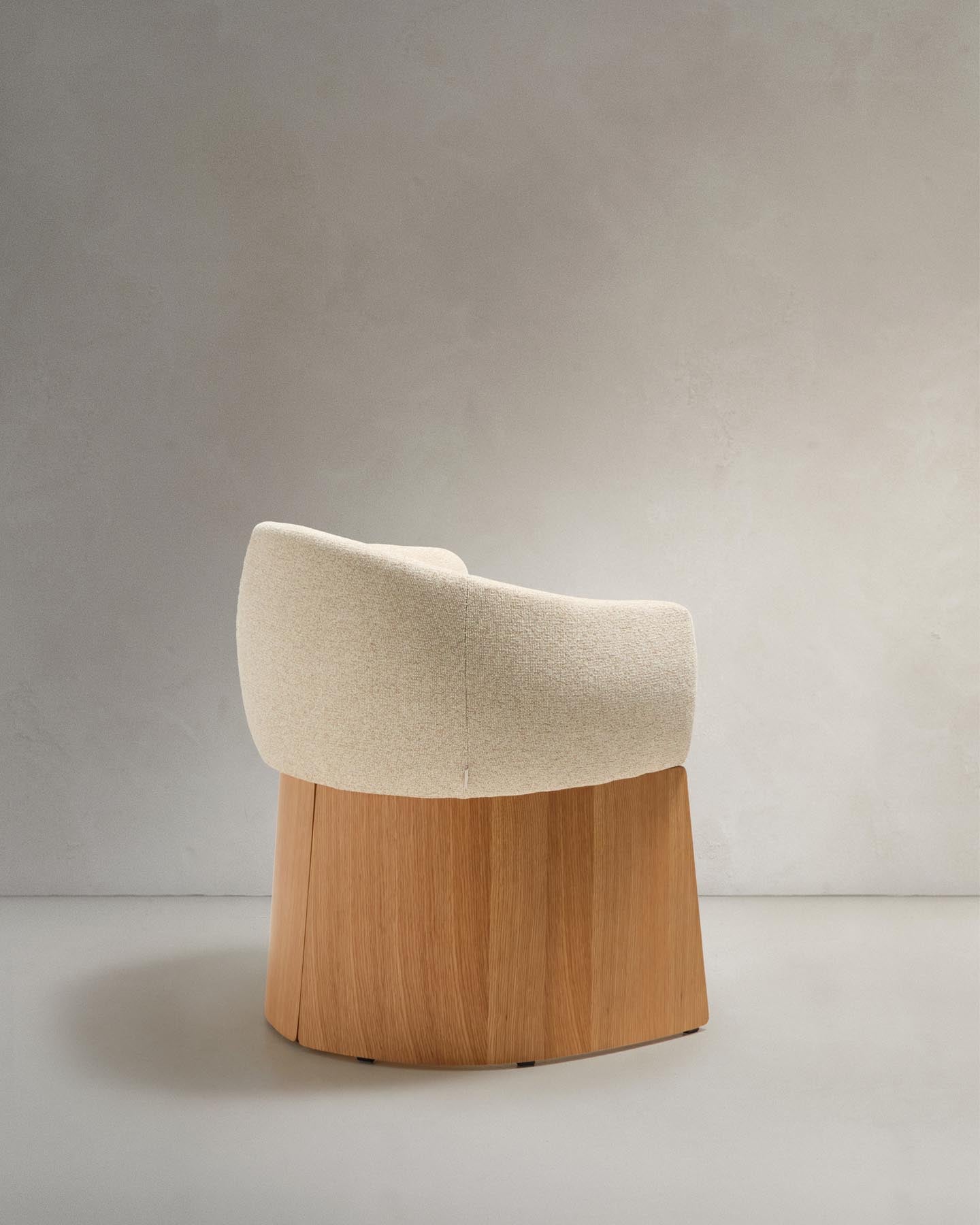 Stuhl Bosca mit beiger Chenille und Eichenfurnier FSC 100% in Beige präsentiert im Onlineshop von KAQTU Design AG. Stuhl mit Armlehne ist von Kave Home