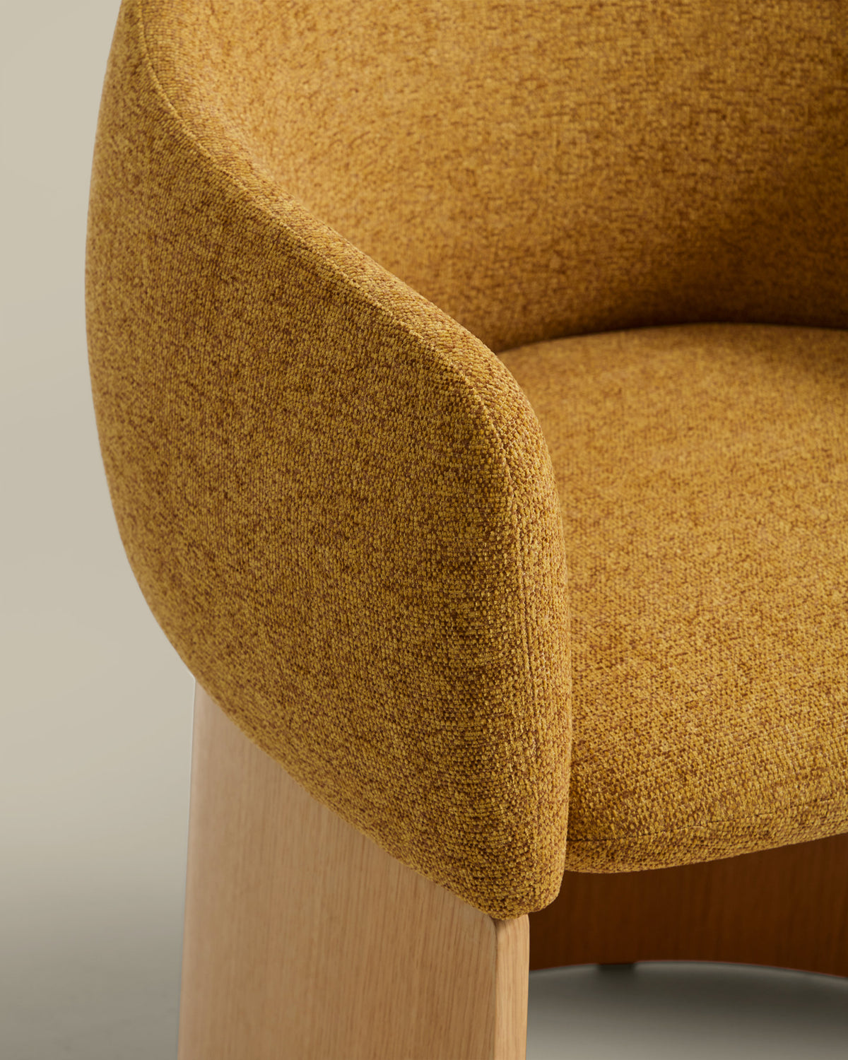 Senfgelber Polsterstuhl Bosca mit Armlehnen, Chenille-Bezug und Holzbeinen mit Eichenfurnier