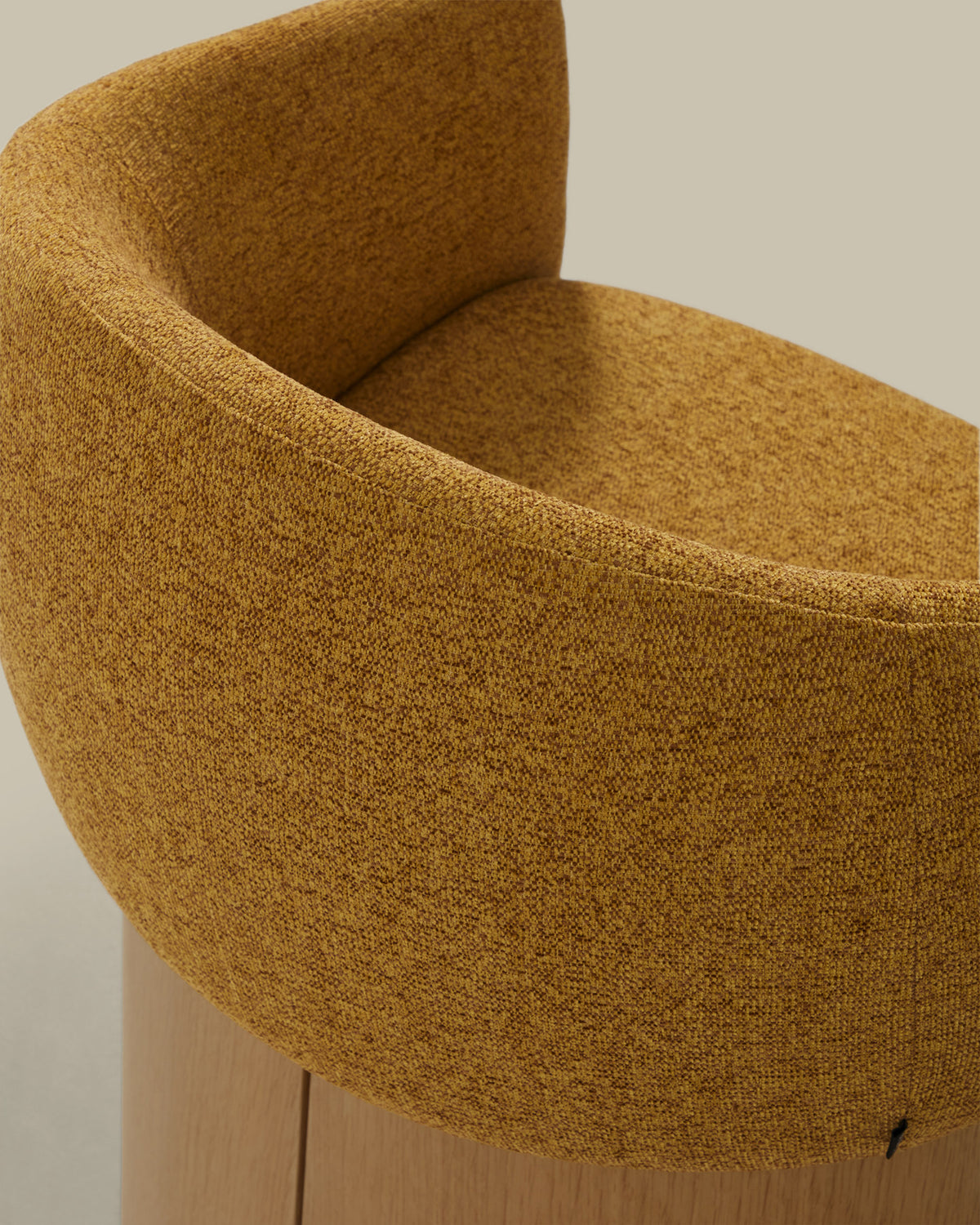 Senfgelber Polsterstuhl Bosca mit Armlehnen, Chenille-Bezug und Holzbeinen mit Eichenfurnier