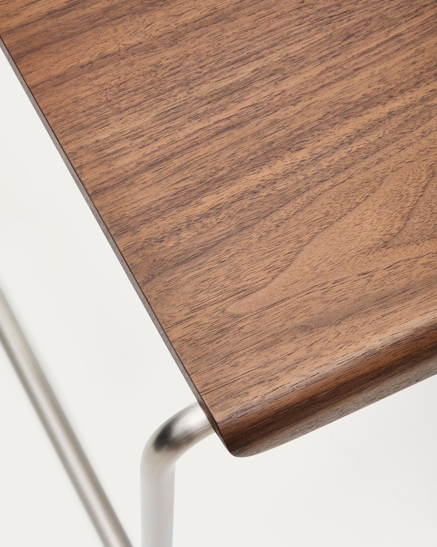 Bank Tarsel aus Nussbaumfurnier mit Gestell aus gebürstetem Edelstahl 142 cm in Dunkelbraun präsentiert im Onlineshop von KAQTU Design AG. Sitzbank ist von Kave Home